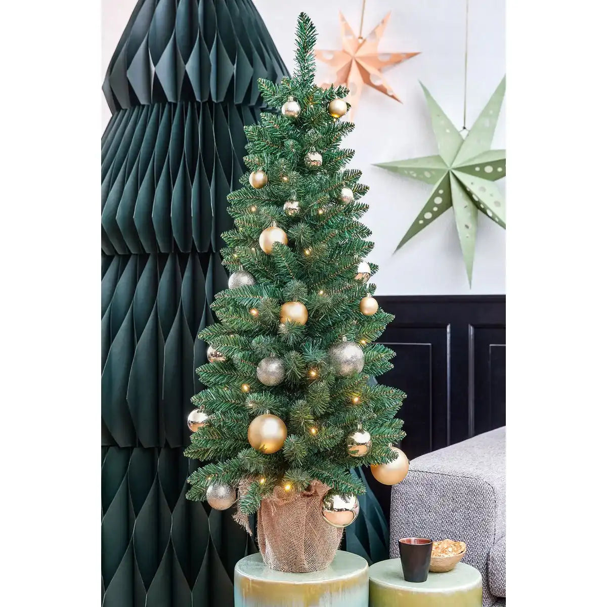 Gerlos Schmaler künstlicher Weihnachtsbaum im Topf mit warmweißer LED-Beleuchtung – H120 x Ø51 cm – Grün