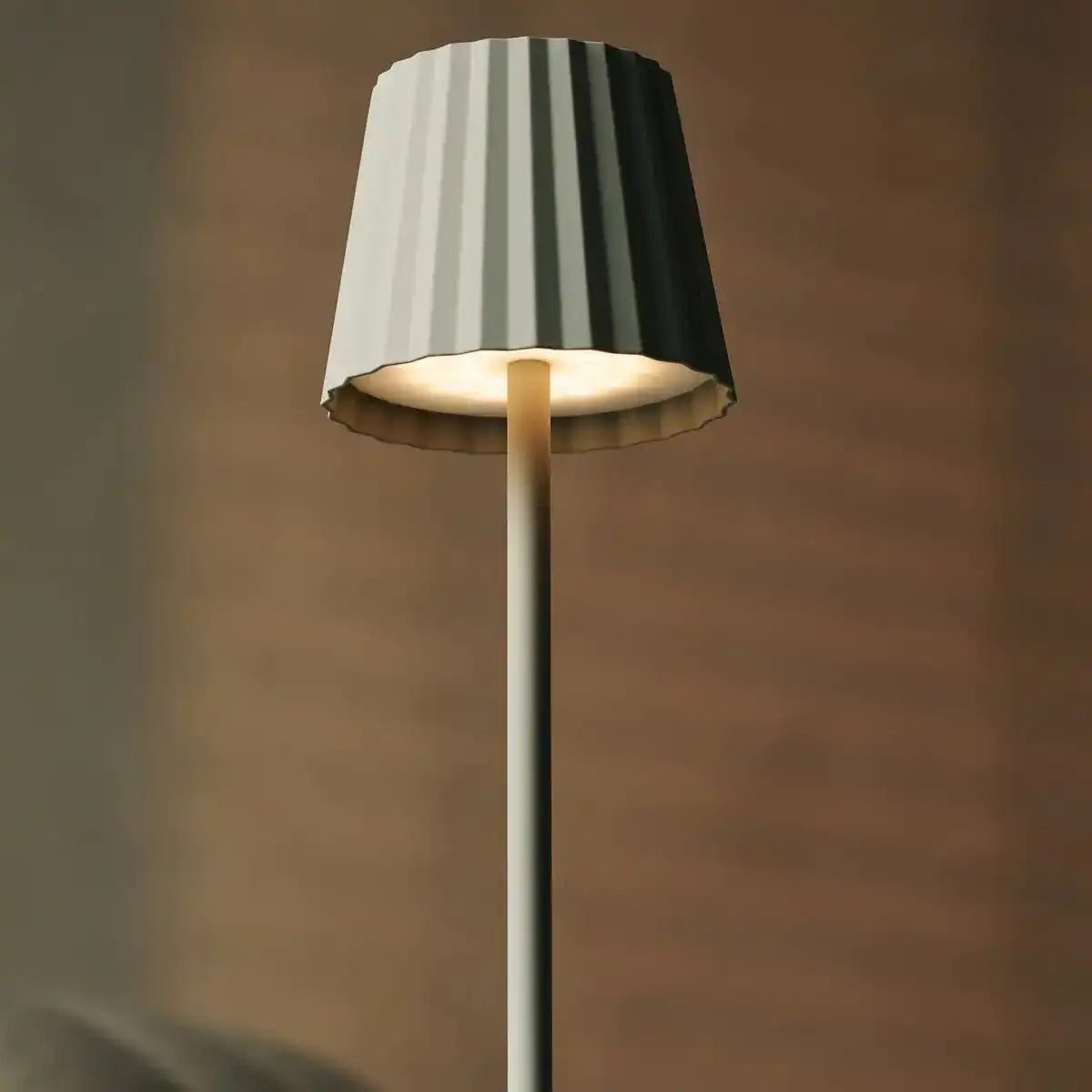 Combi Set Professional-4 x Maya Shadow Grey Brehargable Tischlampen & 1 x Amstel Wireless Ladestation mit Qi-Technologie