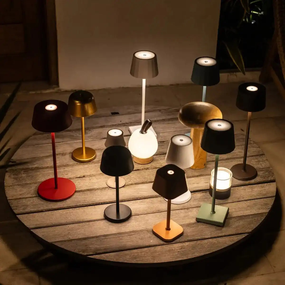 Combi Set Professional - 4 x Sarphati Mini Schattengrau wiederaufladbarer Tischlampen für Gastfreundschaft und 1 x Amstel Wireless Ladestation