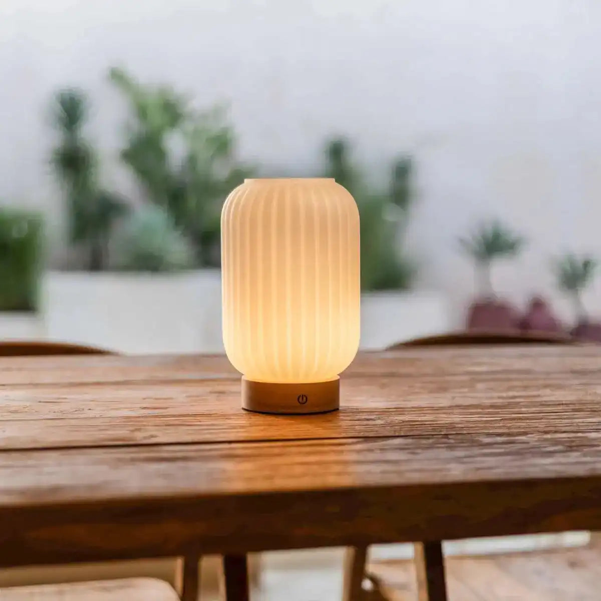 Einzigartige wiederaufladbare Lilly-Lampe – Milchglas und Holzsockel, dimmbar, 3 Lichtmodi