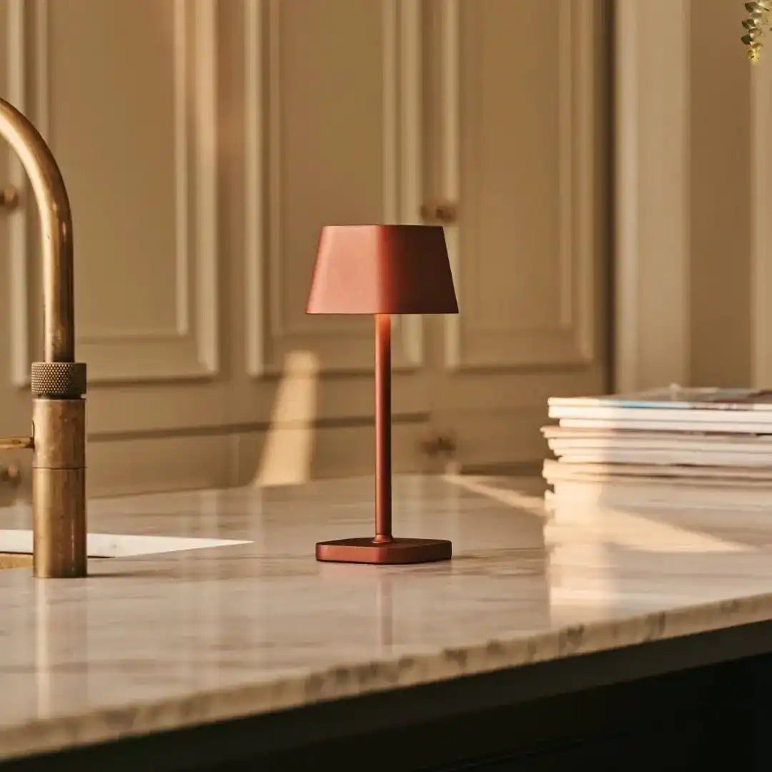 AVA Bronze - wiederaufladbare Tischlampe | Stilvoll, schnurlos und dimmbar
