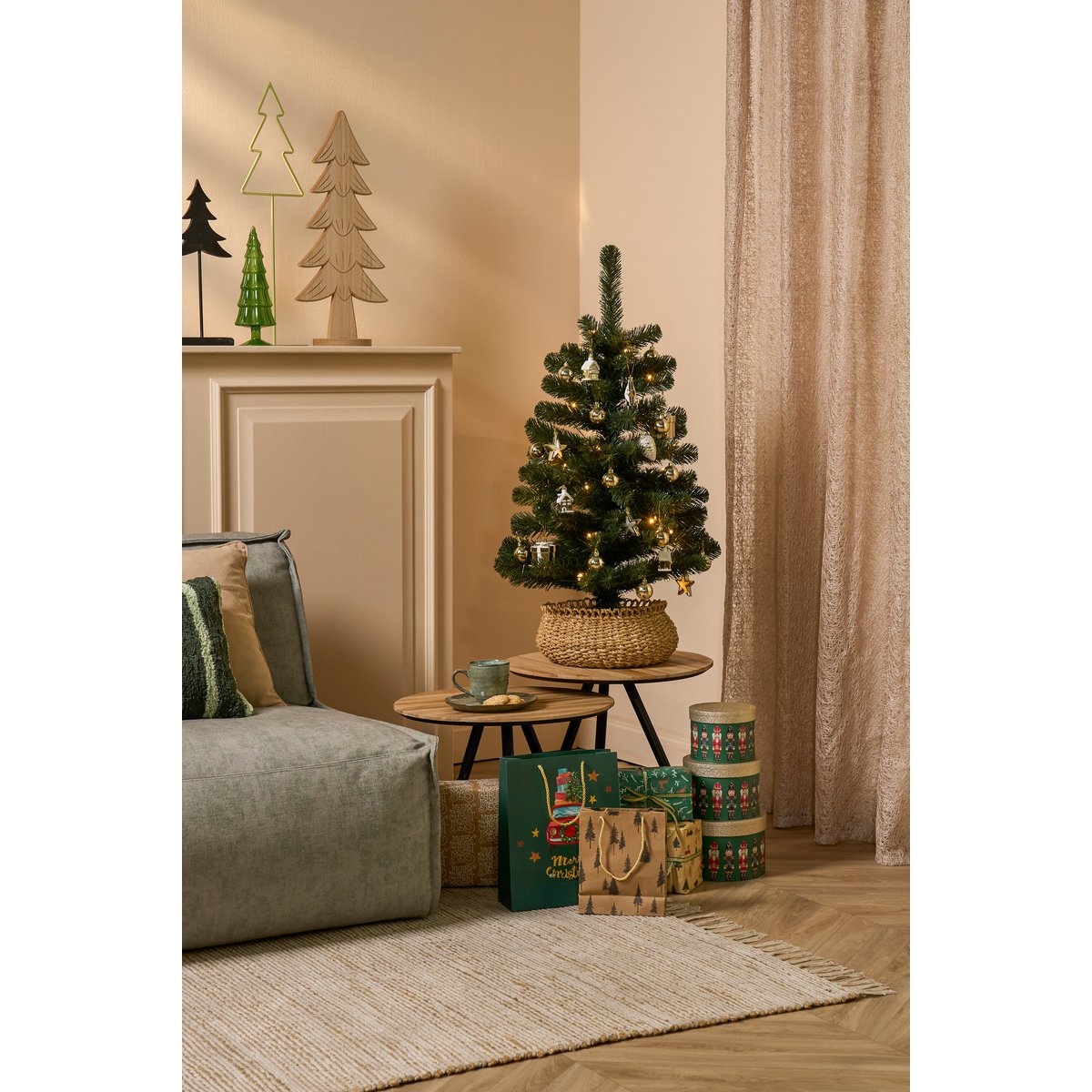 Joy Künstlicher Weihnachtsbaum mit 26 Ornamenten und LED-Beleuchtung – H90 x Ø50 cm – Grün, Gold
