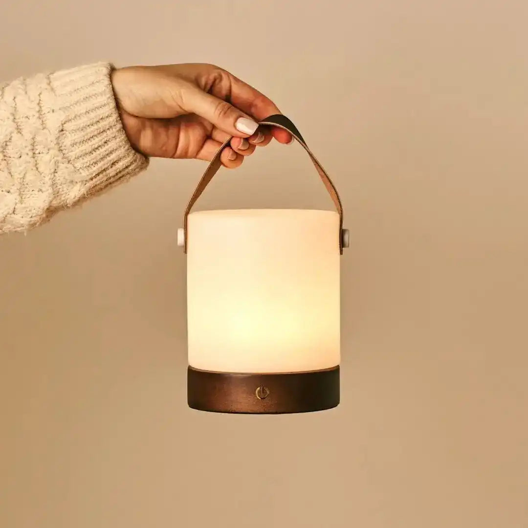 Avery dunkelbraune wiederaufladbare Tischlampe aus Holz – kabellos und dimmbar mit Lederband