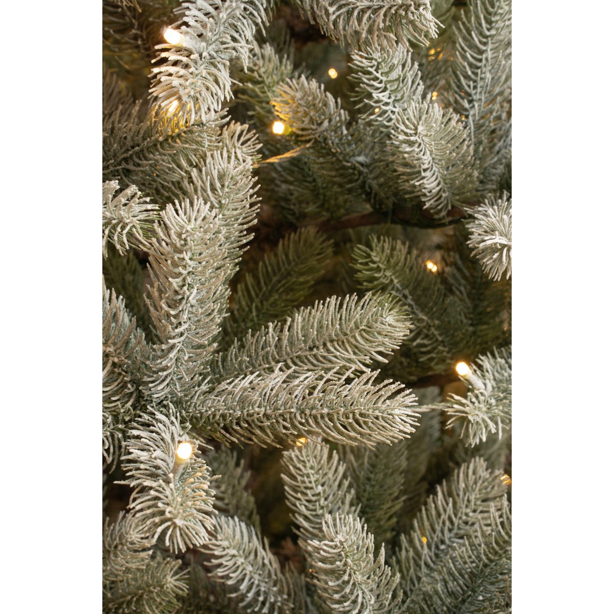 Künstlicher Weihnachtsbaum mit warmweißer LED-Beleuchtung – H180 x Ø108 cm – grün gefrostet