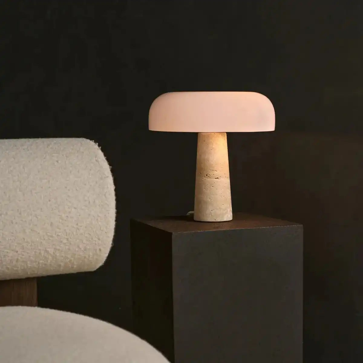 Emily Travertin-Lampe – elegantes handgefertigtes Design mit Glasschirm
