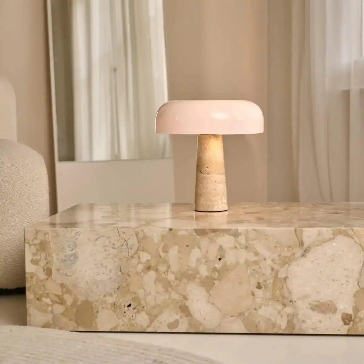 Emily Travertin-Lampe – elegantes handgefertigtes Design mit Glasschirm