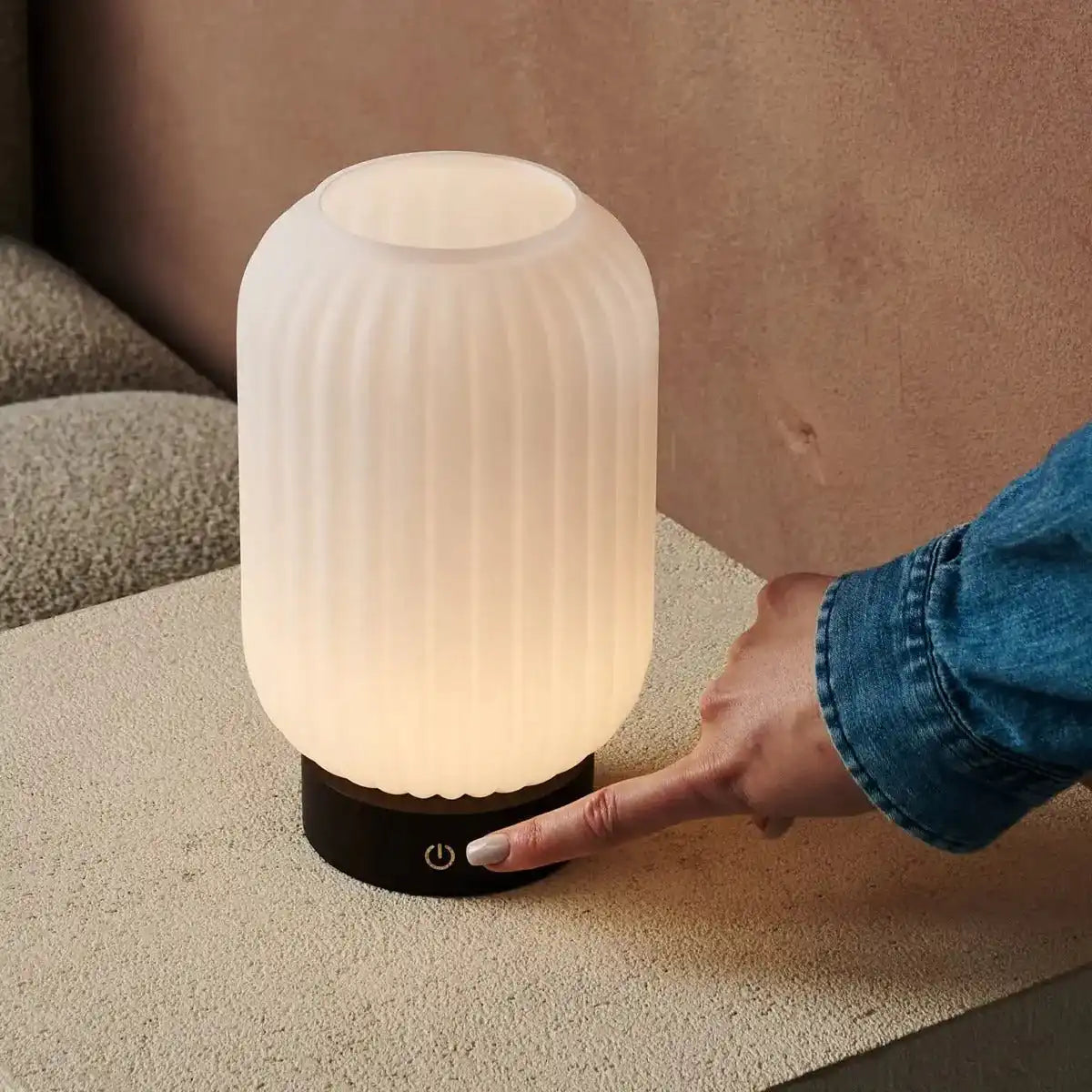 Lilly Dark Brown einzigartige wiederaufladbare Lampe - gefrostete Glaslampe, Holzbasis, dimmbar, 3 helle Modi