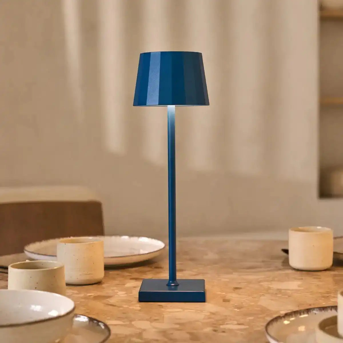 Combi-Set Professional-8 x Wouter Delftware Blue wiederaufladbare Tischlampen und 1 x Zentrale Station Wireless Ladestation mit Qi-Technologie