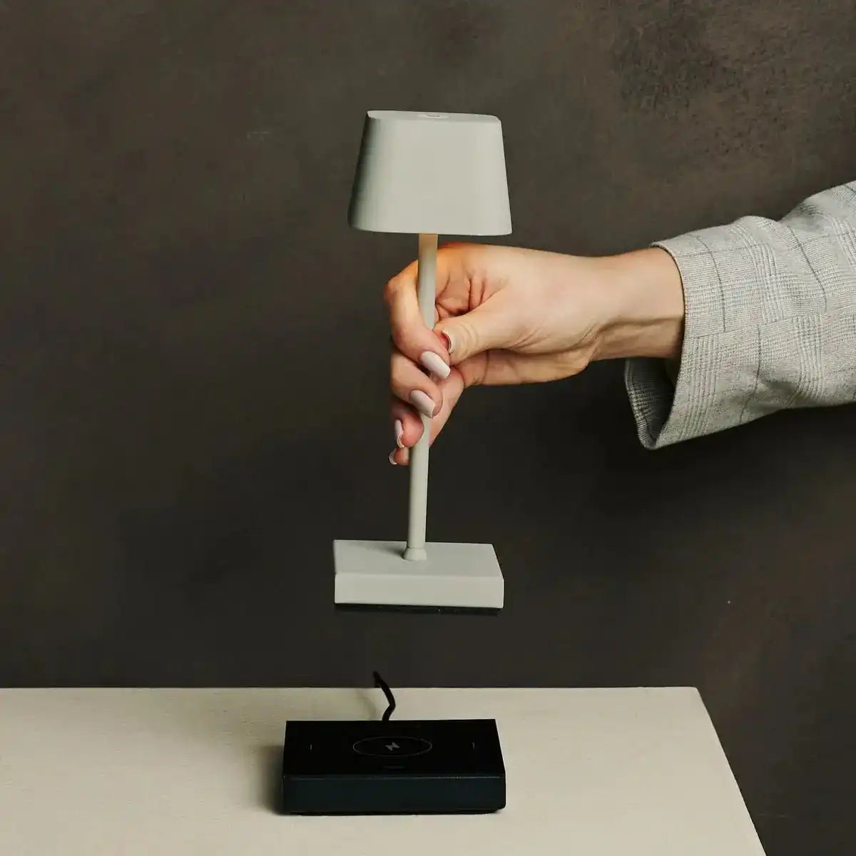 Sarphati Mini Shadow Grey Cordless Tischlampe -drahtlos überladbar über Ladestation, dimmbare Lampe und 3 Lichtmodi