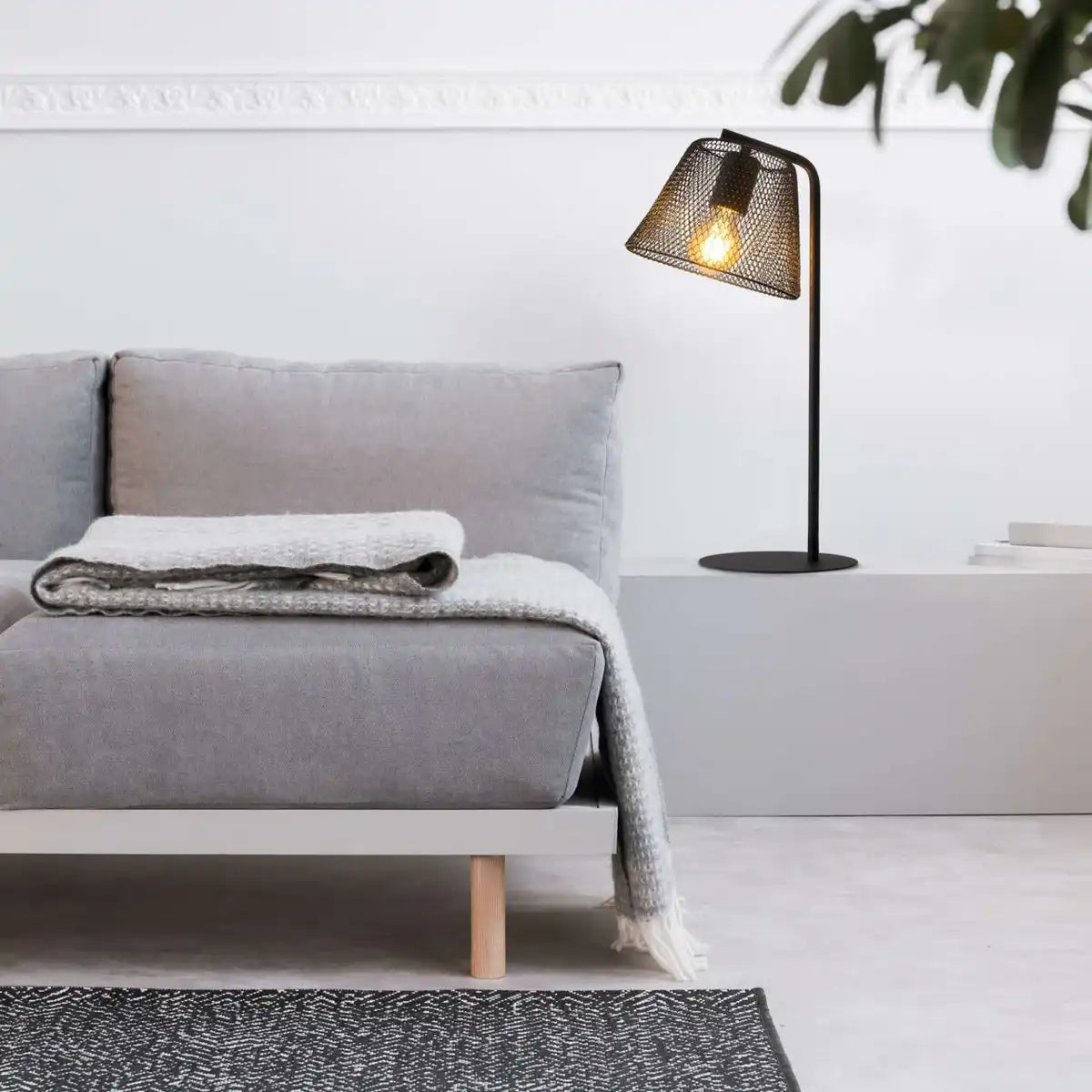 Tischleuchte "KORIE", Tischlampe aus Metall in Schwarz, mit E27-Fassung, 50 cm hoch, für Wohnbereich und Büro.