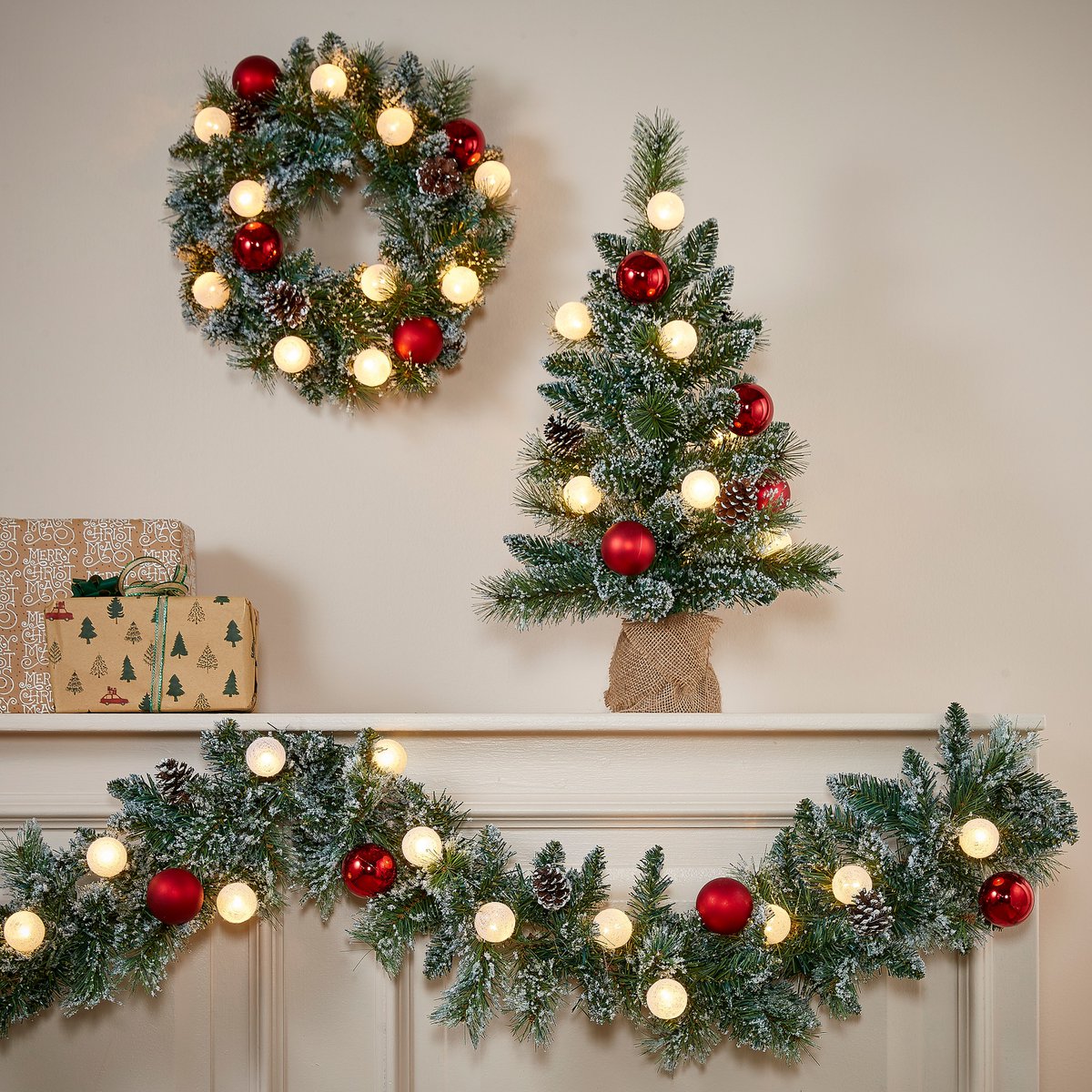 Künstlicher Weihnachtsbaum aus Jute mit LED-Beleuchtung – H60 x Ø39 cm – Grün gefrostet, Rot