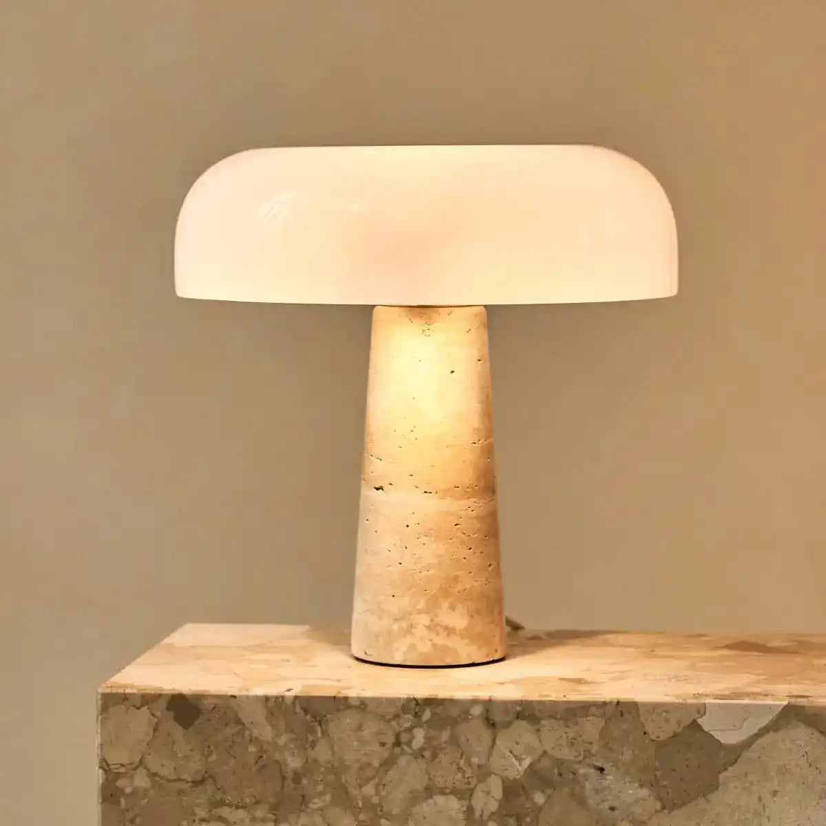 Emily Travertin-Lampe – elegantes handgefertigtes Design mit Glasschirm
