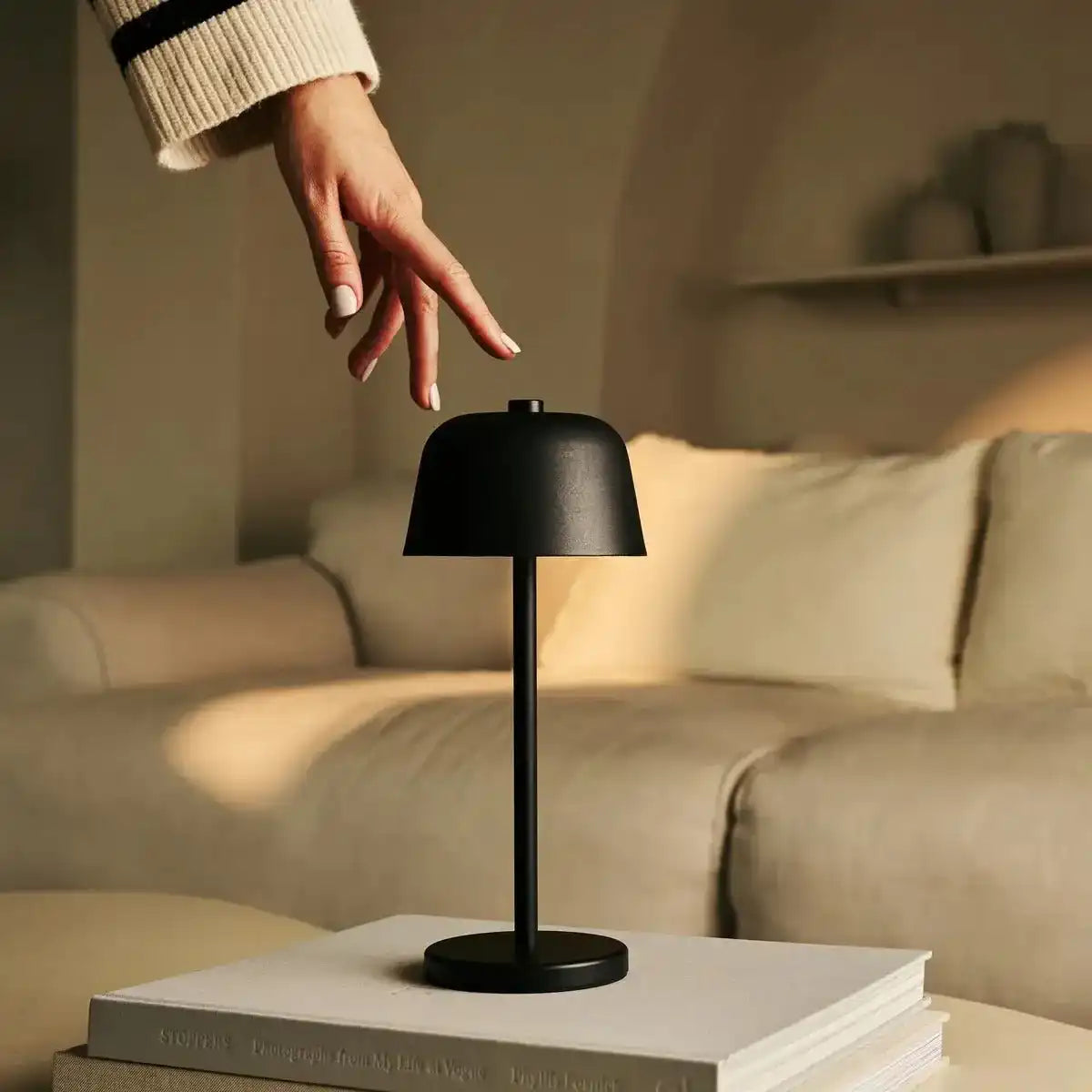 Anton Black wiederaufladbare Tischlampe | Stilvolle und kabellose Beleuchtung