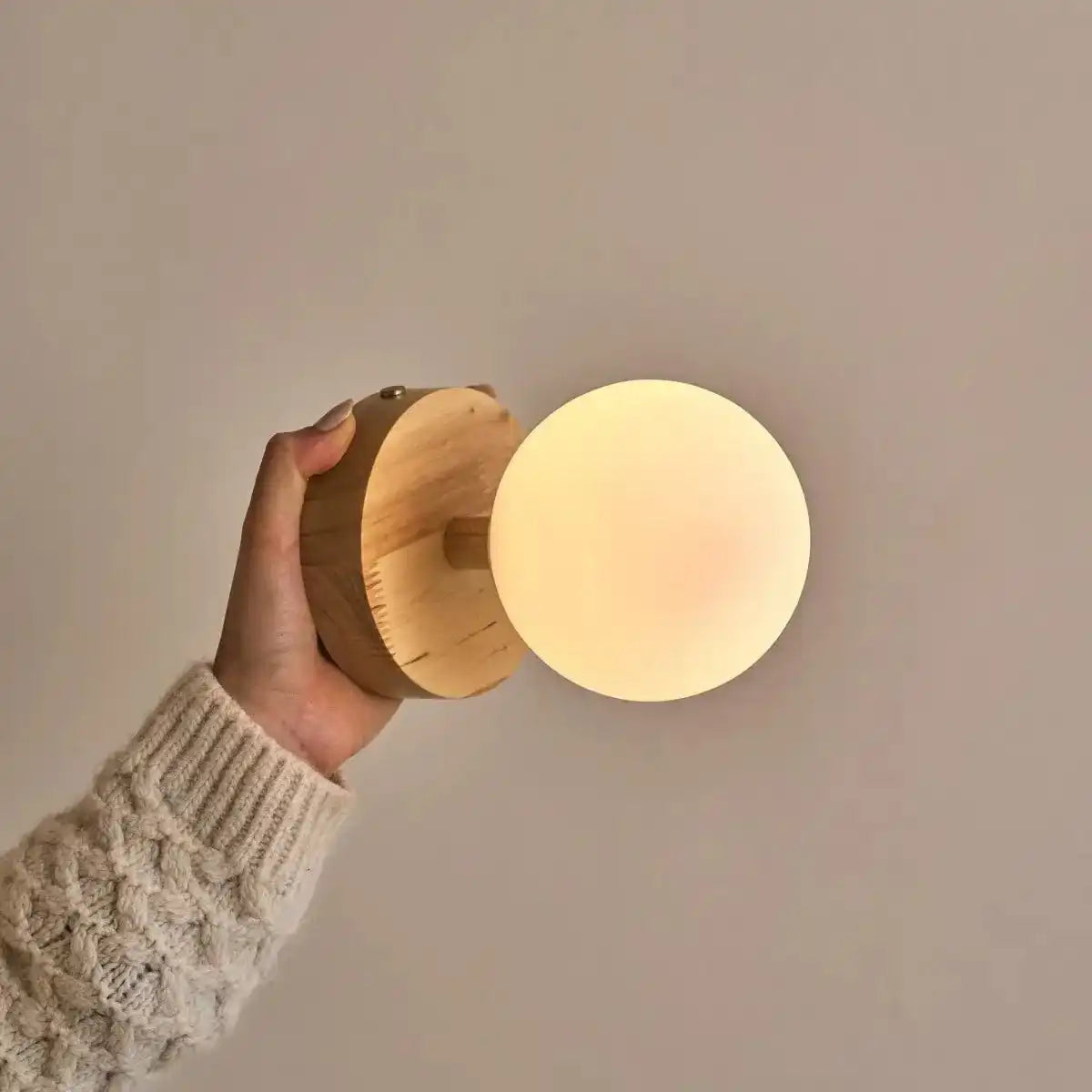 Richella hellbraunes Holz- und Glaswandlicht - wiederaufladbar und schnurlos