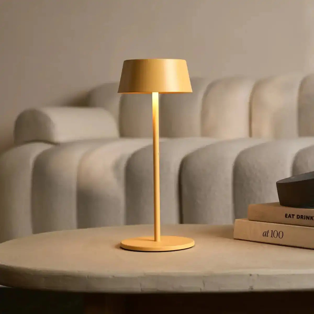 Hugo Amber Yellow Wiederaufladbare Tischlampe aus Eisen – dimmbar, stilvoll und kabellos
