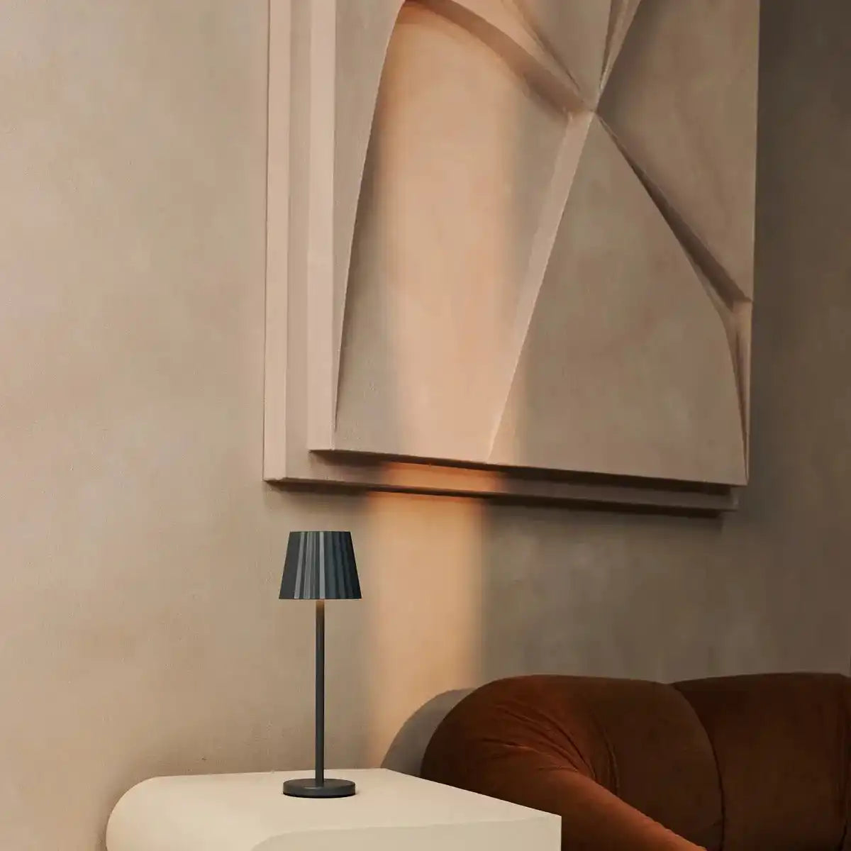 Maya Stone Grey Rippes Tischlampe aus Eisen - dimmbare Lampe und 3 Lichtmodi, wiederaufladbar über drahtlose Ladestation