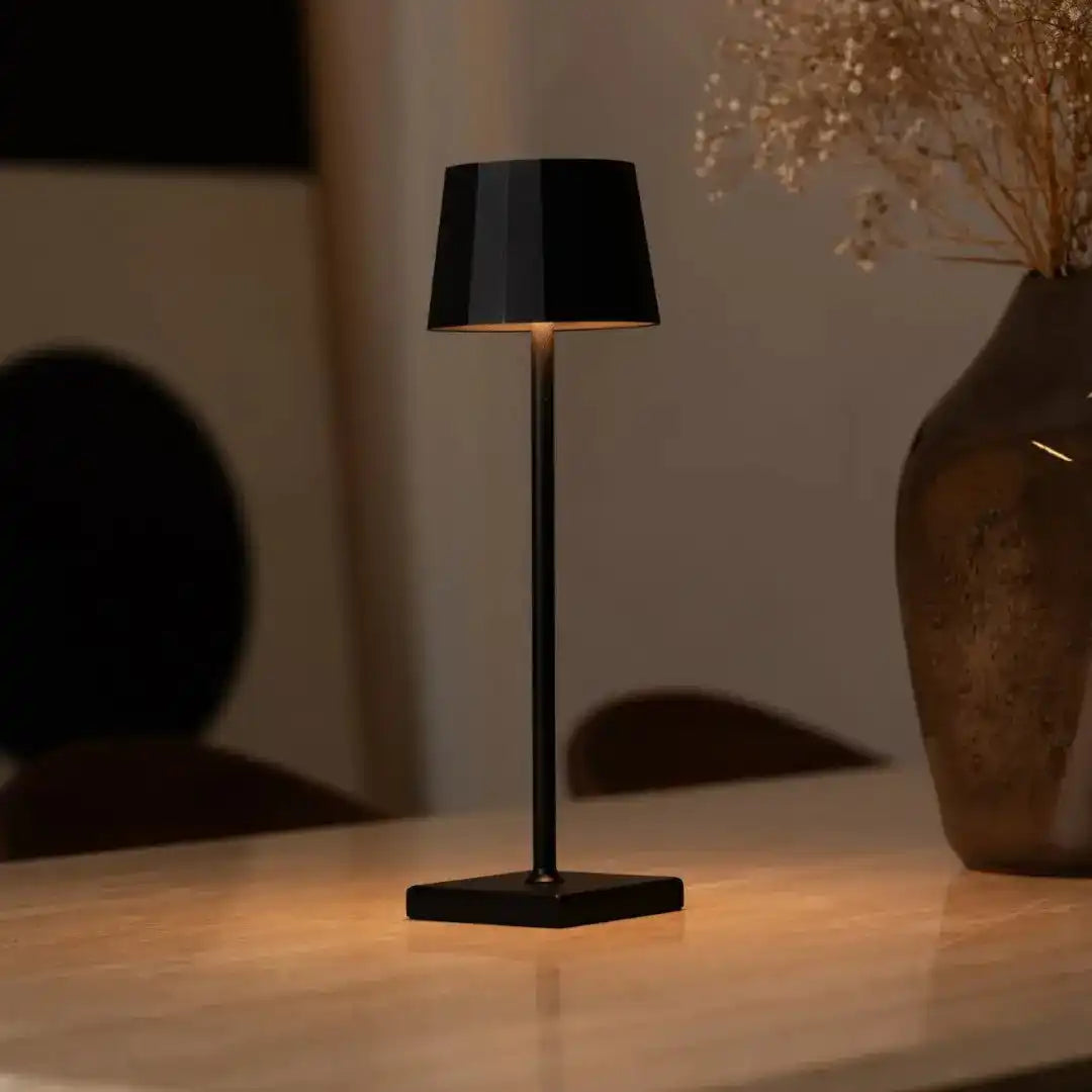 William Black wiederaufladbare Tischlampe aus Eisen – 120-Stunden-Akku, dimmbar, USB-C-Aufladung