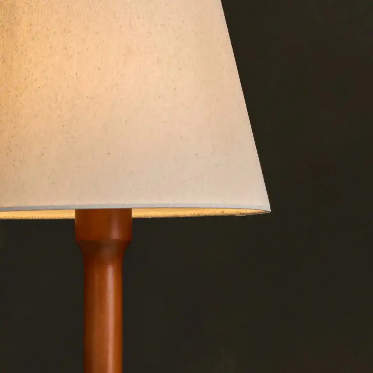 Nova Kastanienbraune Lampe mit Holzsockel | Stilvolle Wohn- und Schlafzimmerbeleuchtung