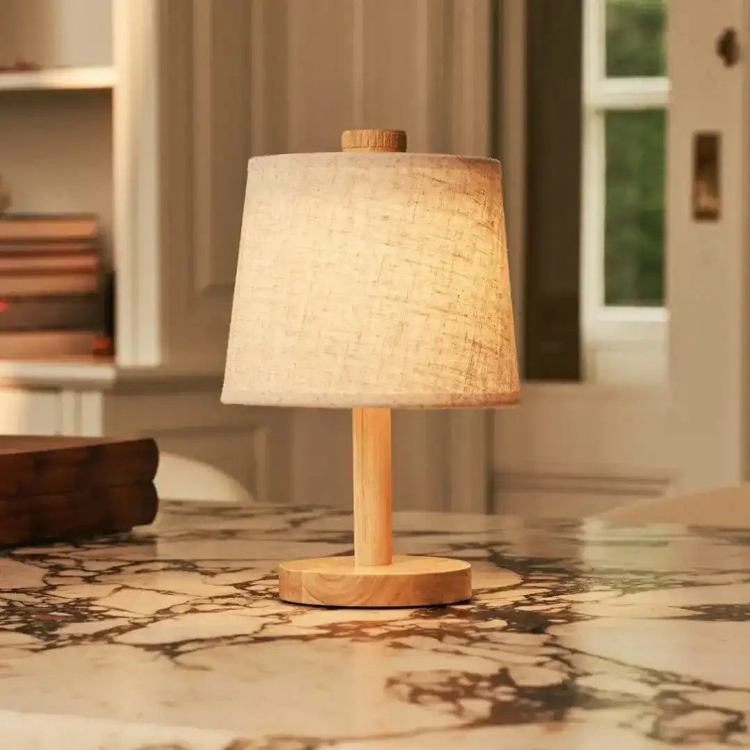 Rover Hellbraune wiederaufladbare Holzlampe | Kabellos, dimmbar mit Stoffschirm