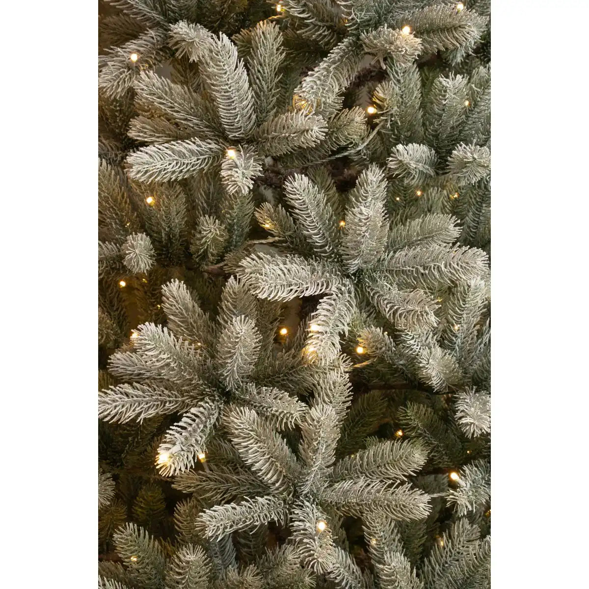 Künstlicher Weihnachtsbaum mit warmweißer LED-Beleuchtung – H210 x Ø115 cm – grün gefrostet