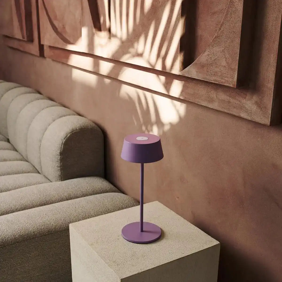 Hugo Violet Lila wiederaufladbarer Tischlampe - stilvoller, dimmbarer Lampe und schnurlos