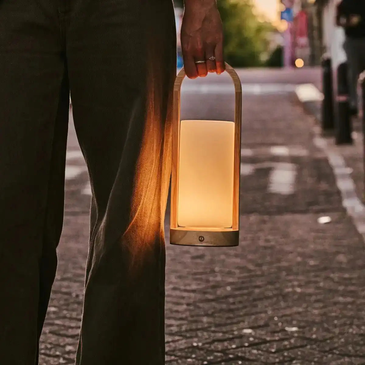 Evie Hellbraune wiederaufladbare Tischlampe aus Holz – dimmbar und kabellos