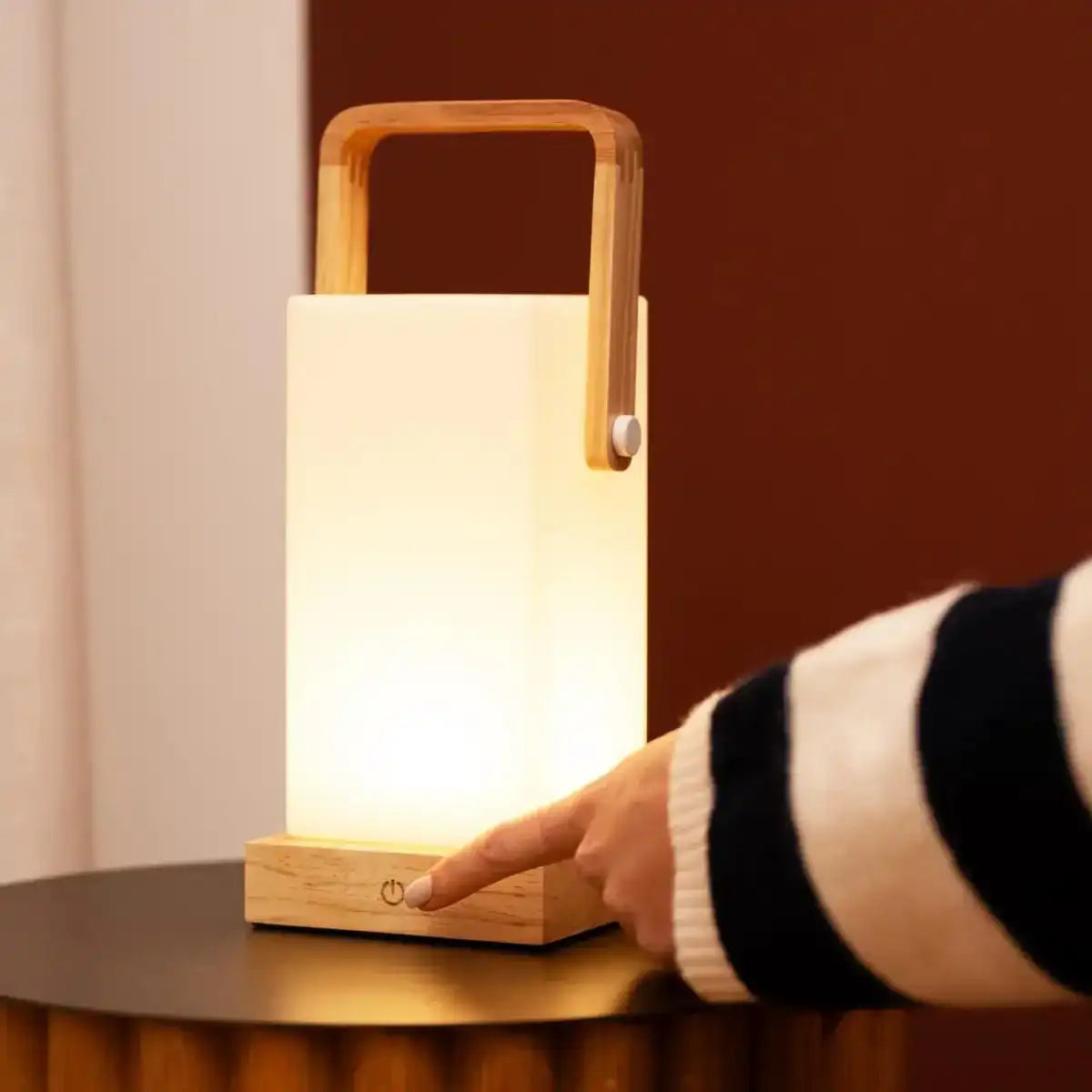 Harper Hellbraune Holzlampe – kabellose wiederaufladbare Tischlampe mit Griff