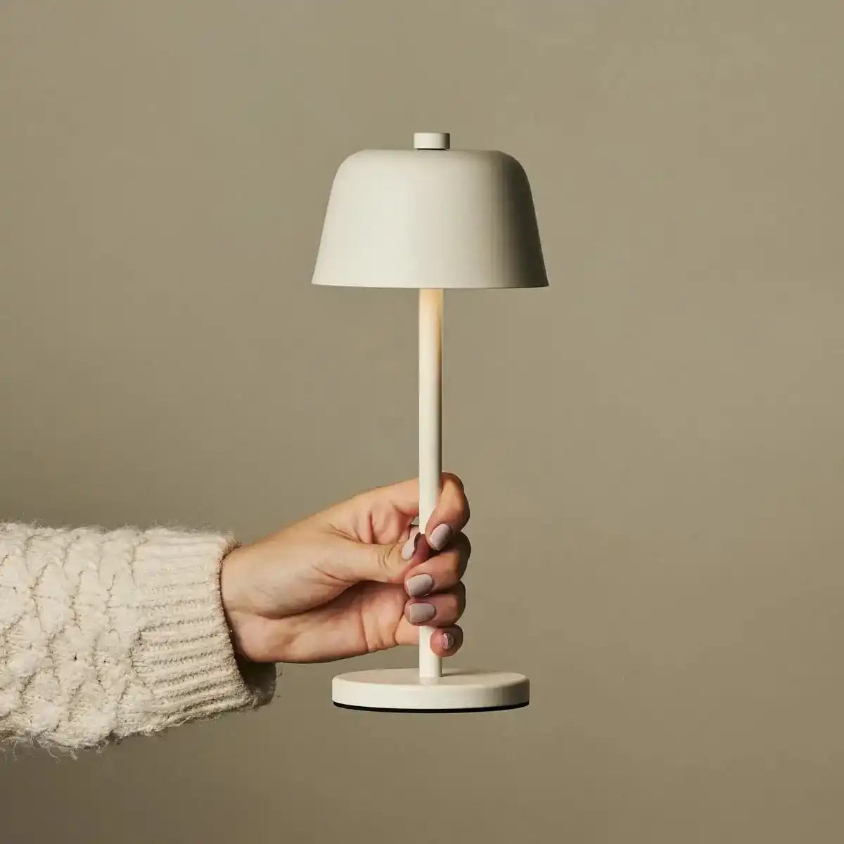 Anton Vanille wiederaufladbare Tischlampe | Stilvolle und schnurlose Beleuchtung