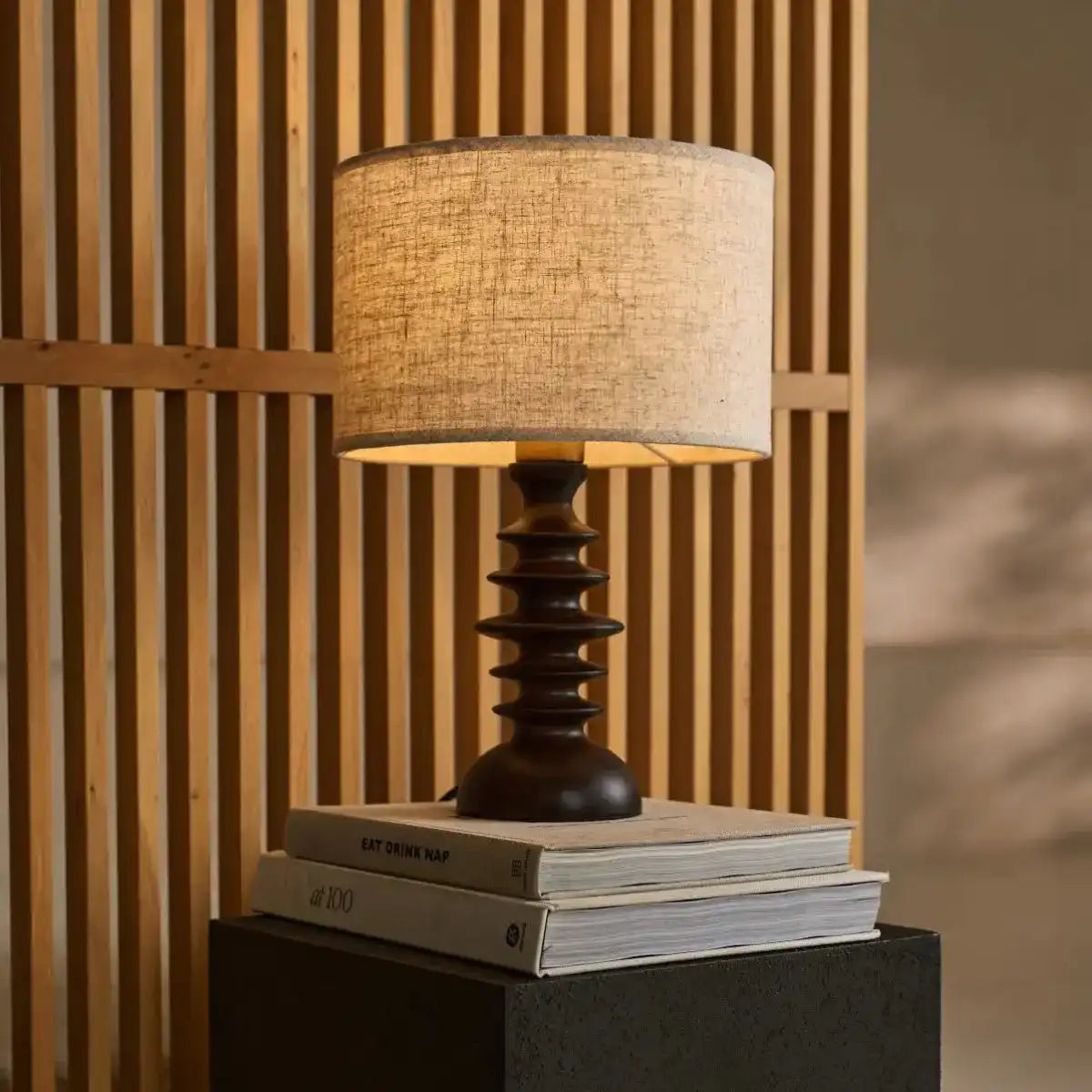 Bodhi Dunkelbraune Holzlampe mit beigem Lampenschirm – Elegante Beleuchtung für jeden Raum