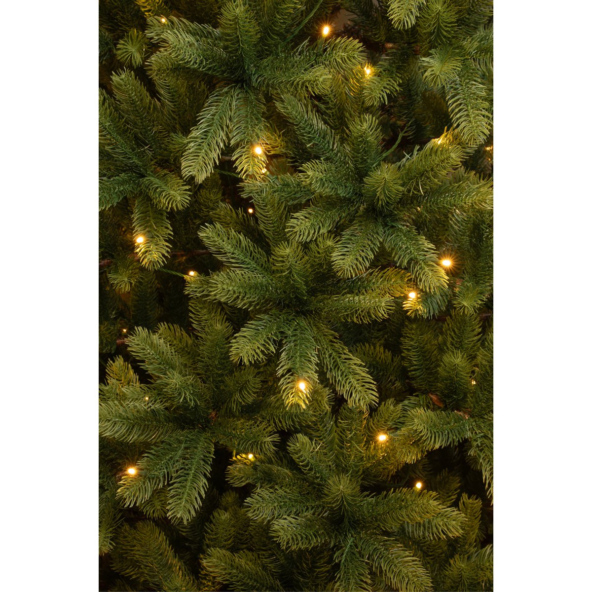 Künstlicher Weihnachtsbaum mit warmweißer LED-Beleuchtung – H240 x Ø138 cm – Grün