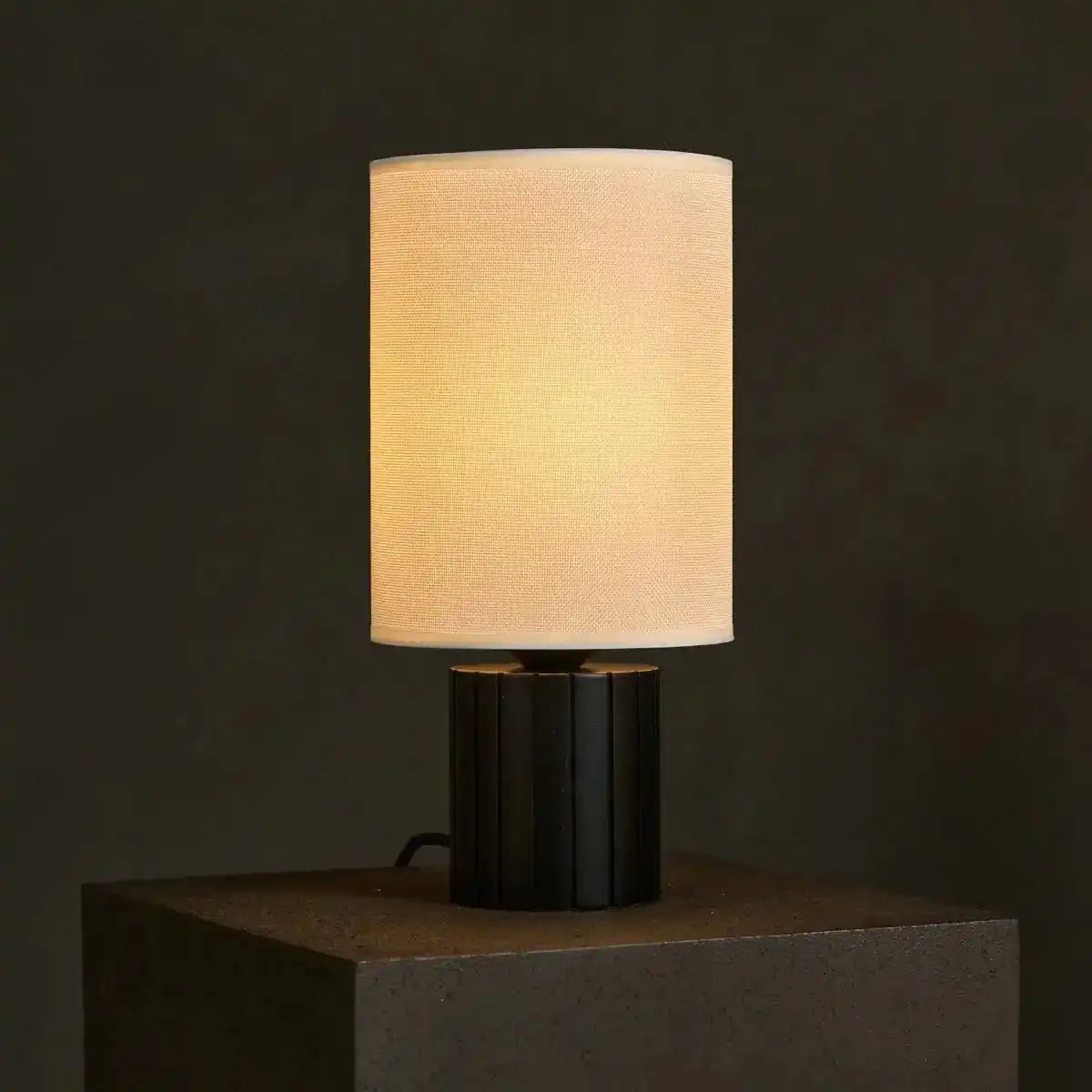 Kiko Black Tischlampe – Gemütliche Schreibtischlampe in Schwarz und Beige mit E27-Fassung