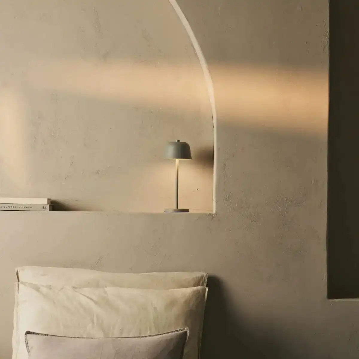 Anton Shadow Grey wiederaufladbare Tischlampe | Stilvolle und schnurlose Beleuchtung