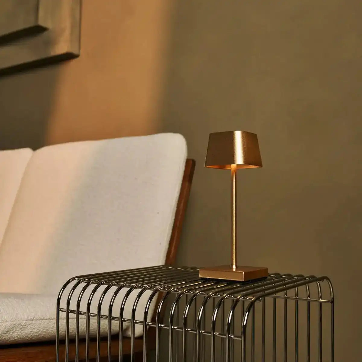 Combi Set Professional-4 x Sarphati Mini Gold wiederaufladbarer Tischlampen & 1 x Amstel Wireless Ladestation mit Qi-Technologie
