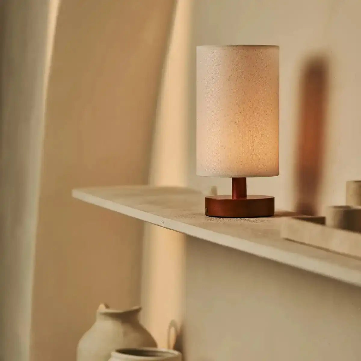 Ben Chestnut Brown Tischlampe aus Holz – wiederaufladbar, dimmbar, USB-C-betrieben