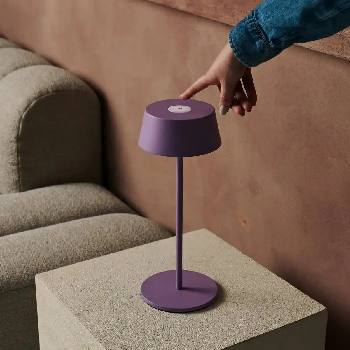 Hugo Violet Lila wiederaufladbarer Tischlampe - stilvoller, dimmbarer Lampe und schnurlos
