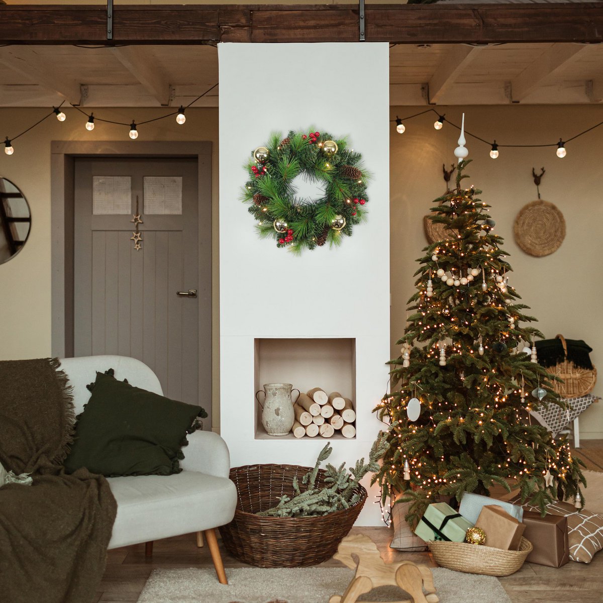 LED-Weihnachtskranz "NOEL" Außen-Deko aus Metall und Kunststoff in Grün und Gold, mit fest verbauten LEDs