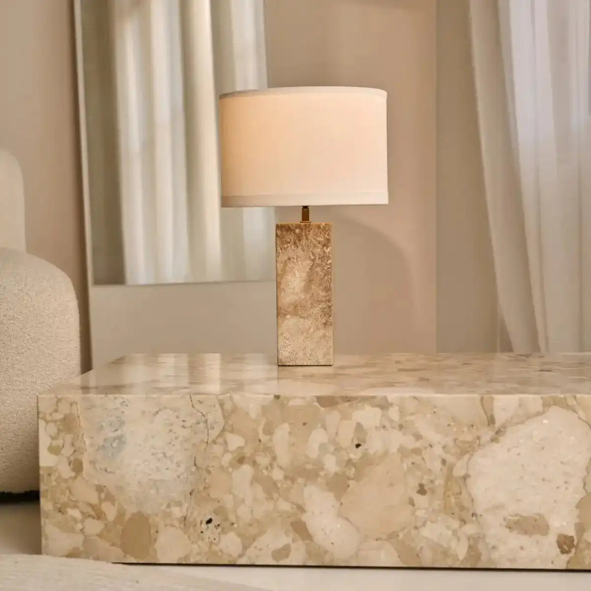 Rosie Travertinlampe – Eleganter Naturstein mit Baumwollschirm