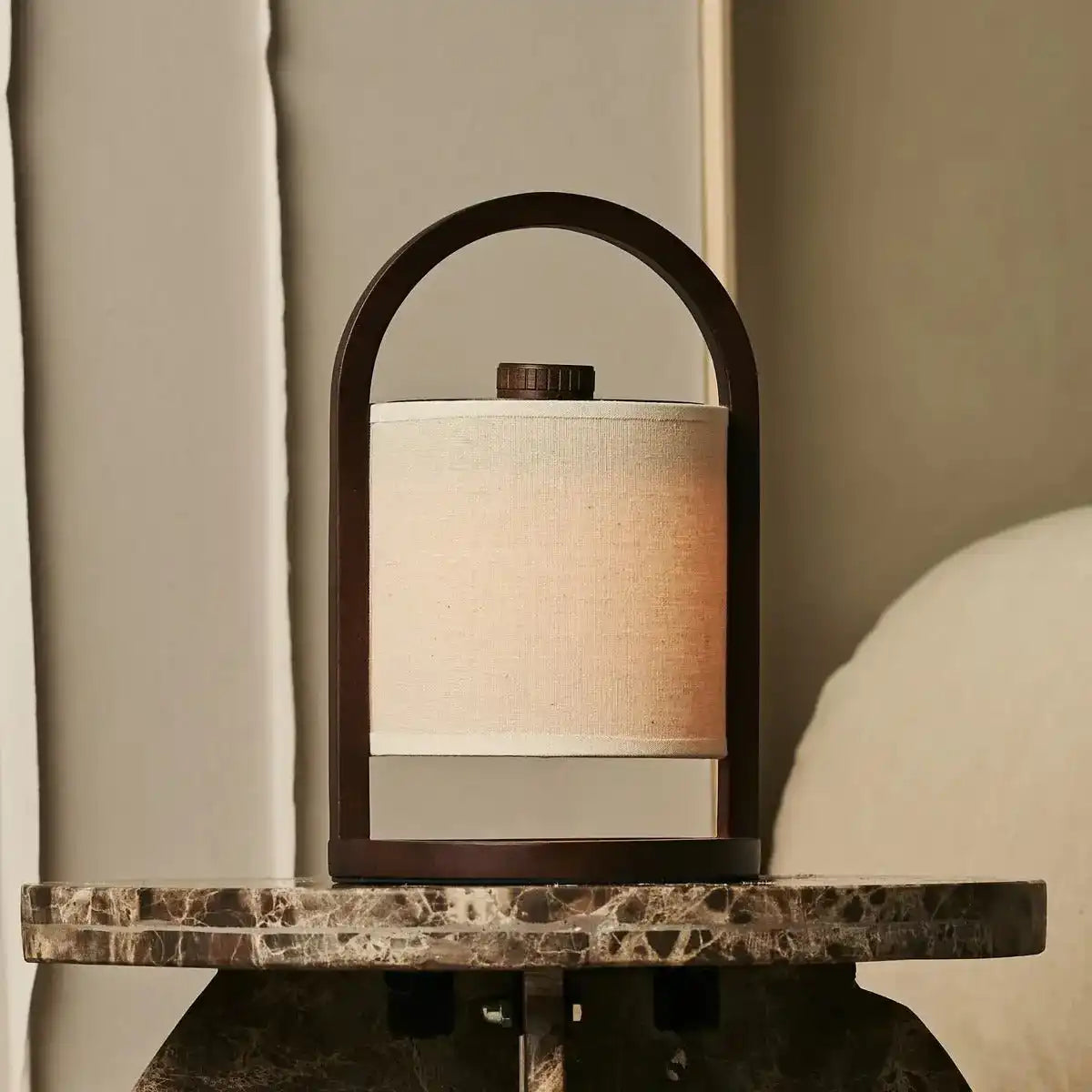 River Dunkelbraune kabellose Holzlampe – wiederaufladbar und dimmbar
