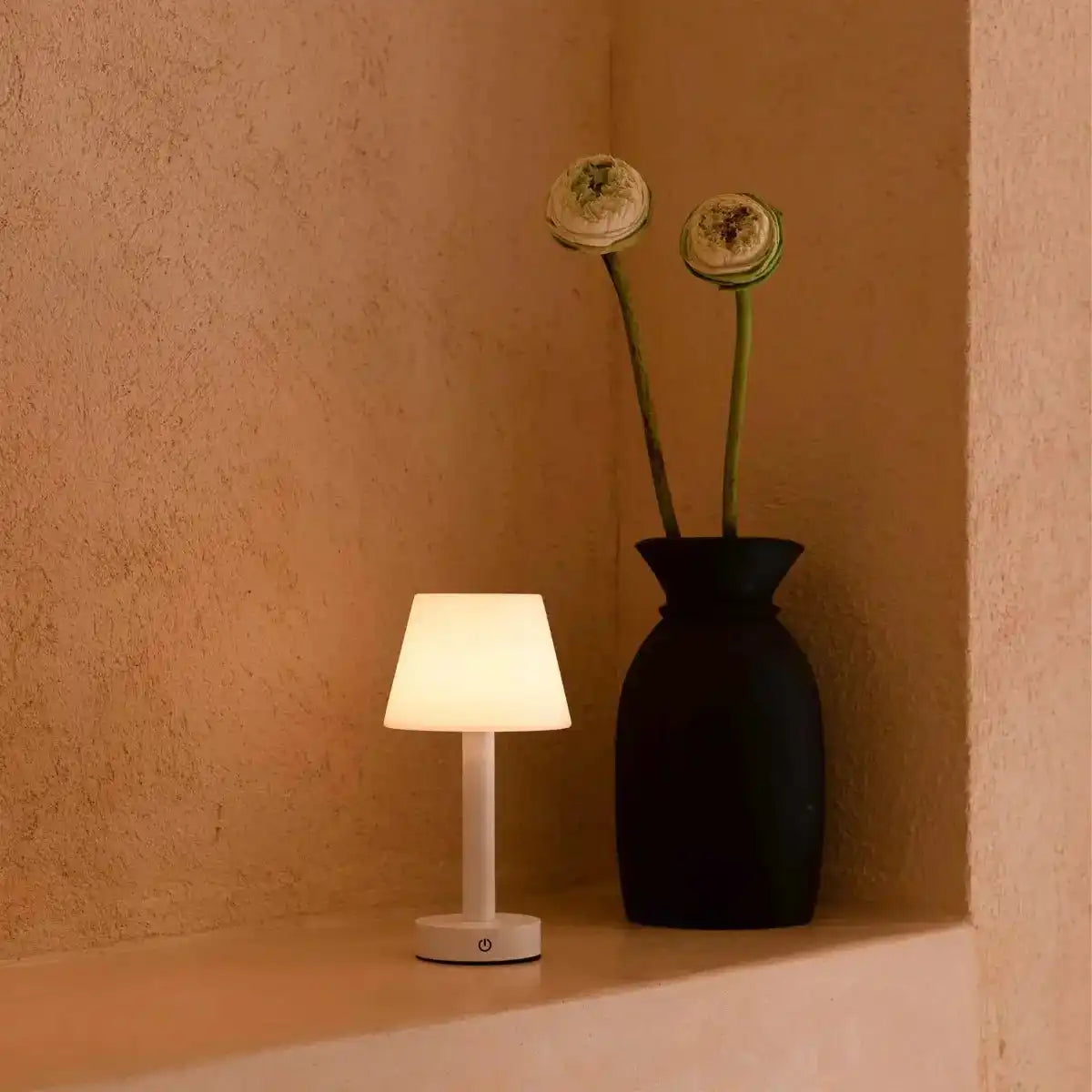 Zoë Weiße wiederaufladbare Tischlampe aus Holz | Kabellos, dimmbar, USB-C, 80-Stunden-Akku