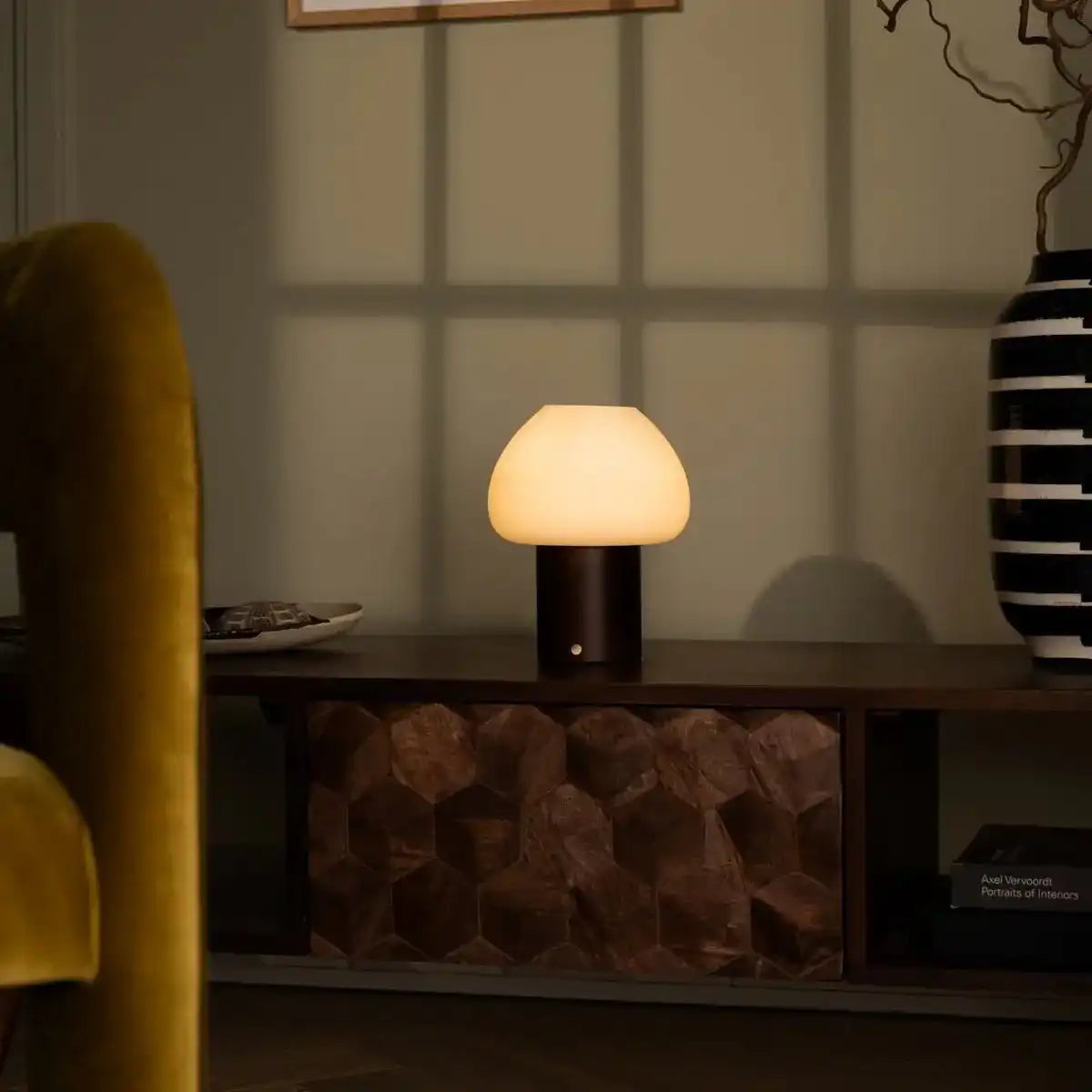 Dunkelbraune Holzlampe Fynn – wiederaufladbares und dimmbares Licht