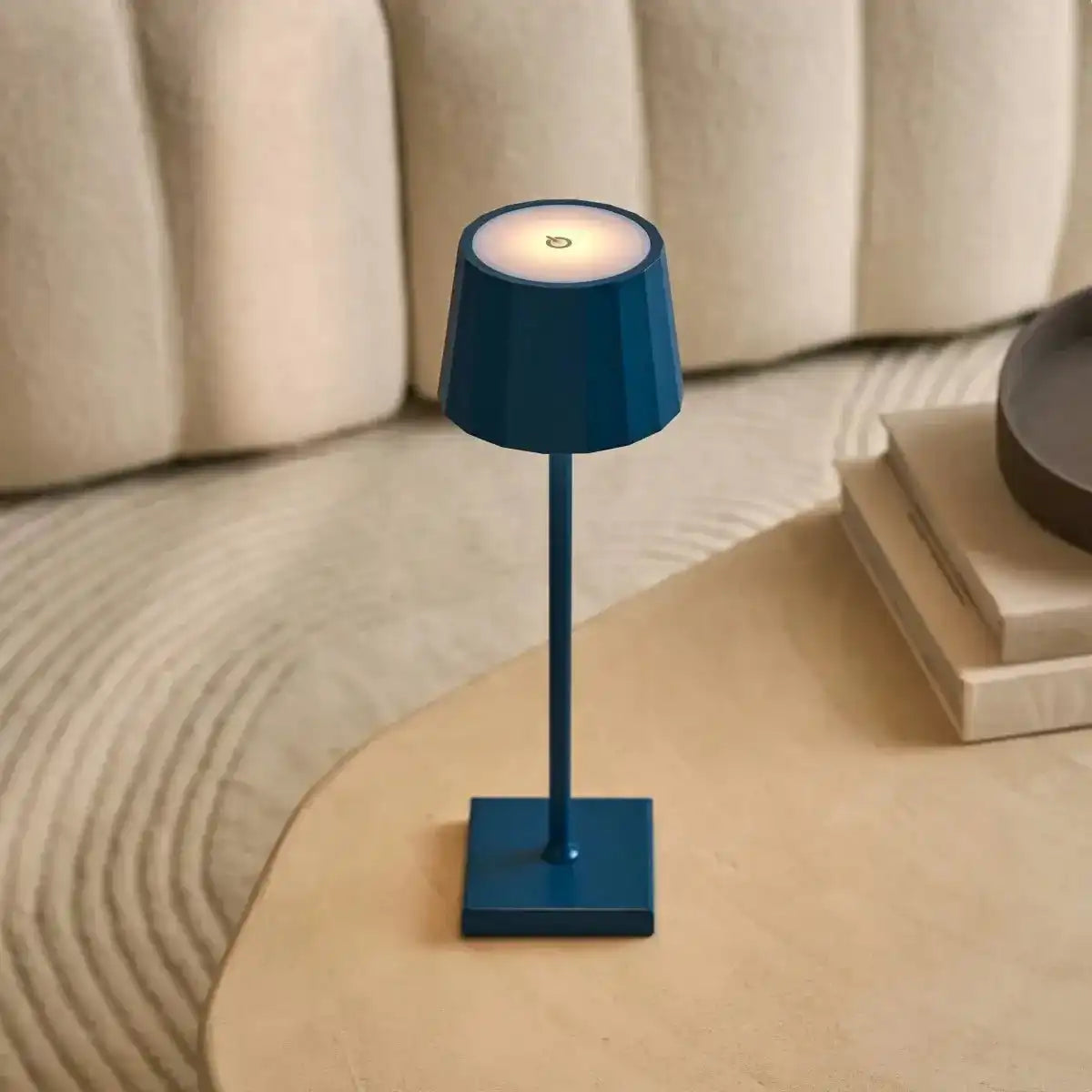 Combi-Set Professional-8 x Wouter Delftware Blue wiederaufladbare Tischlampen und 1 x Zentrale Station Wireless Ladestation mit Qi-Technologie