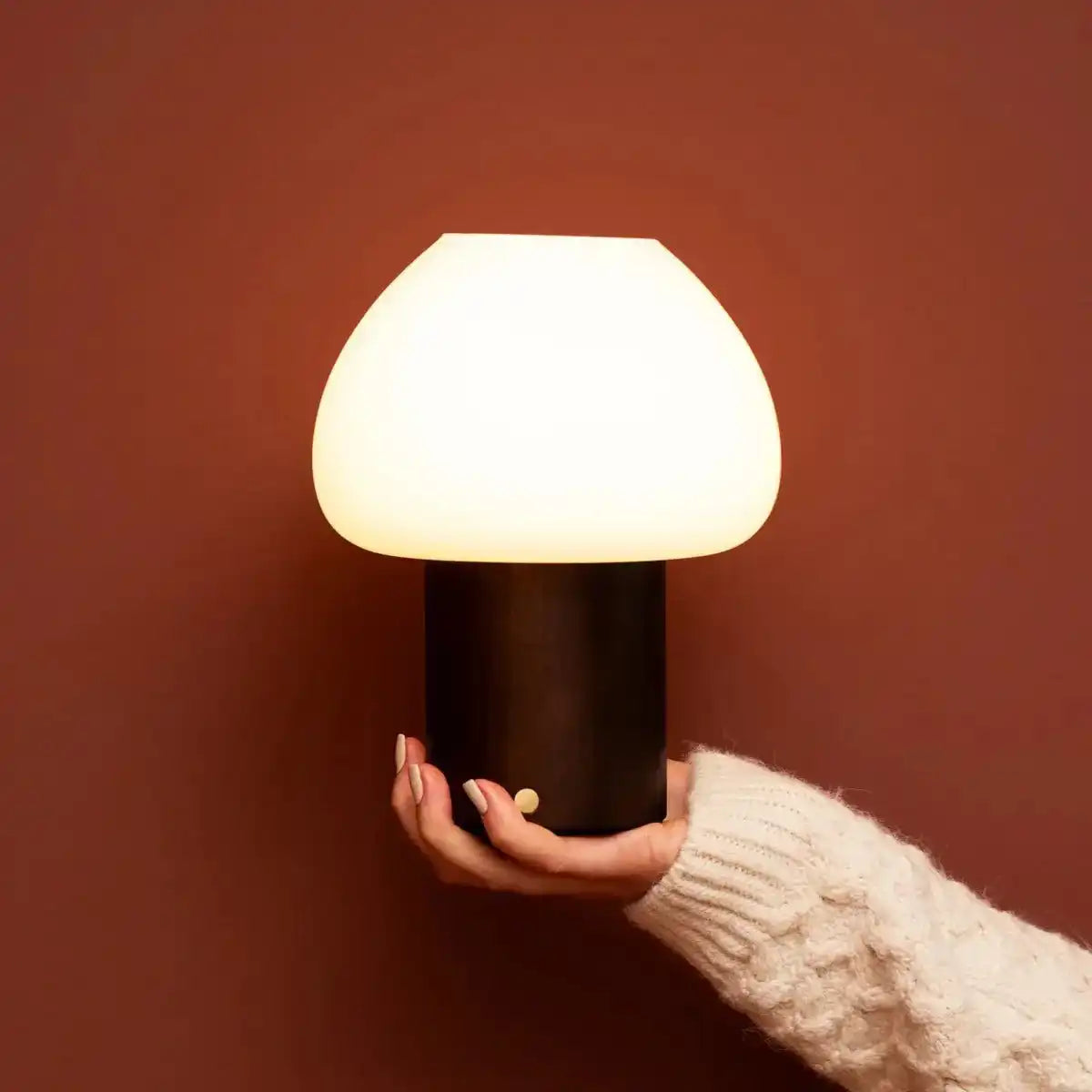 Dunkelbraune Holzlampe Fynn – wiederaufladbares und dimmbares Licht