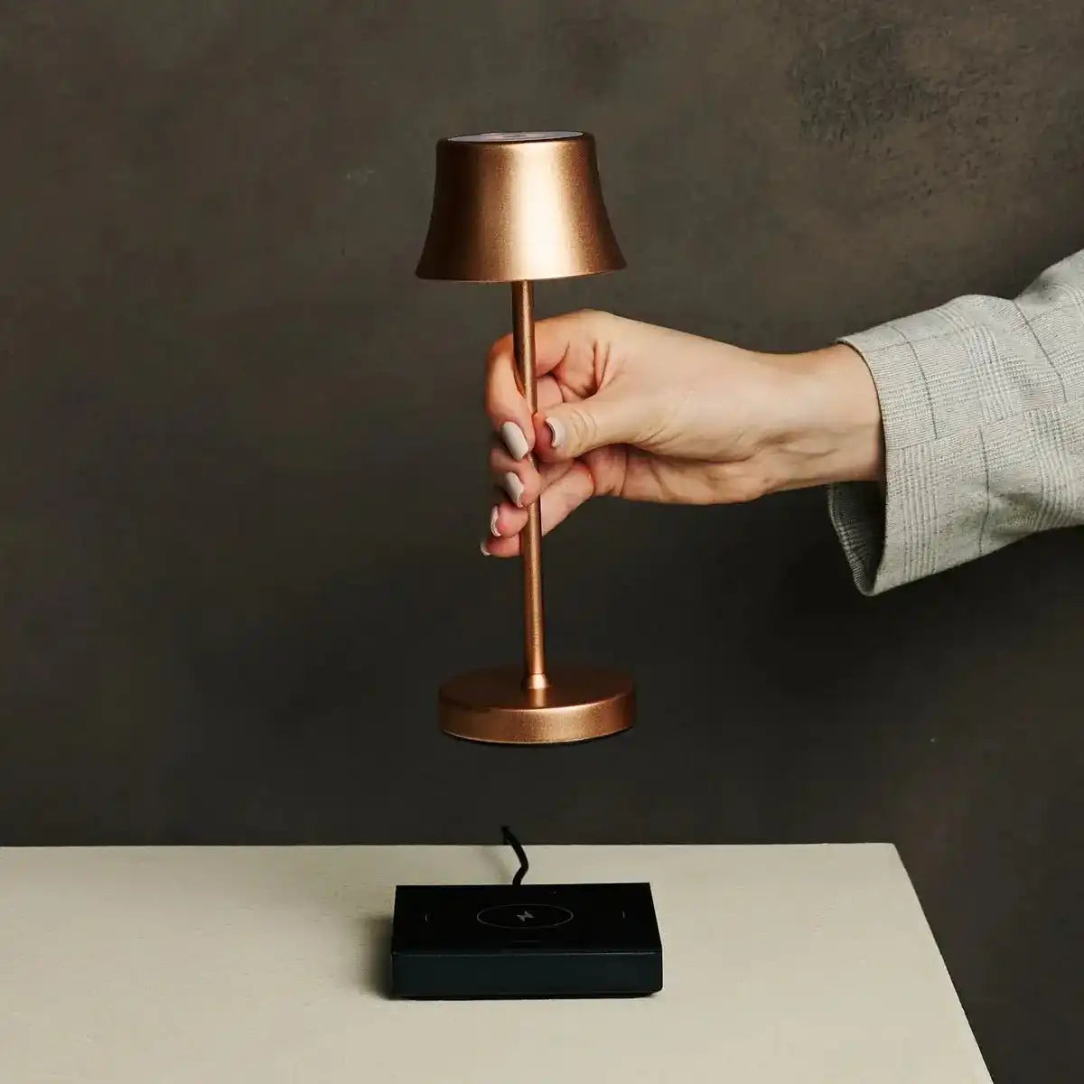 De pijp mini kupferladbarer Tischlampe - drahtloses Laden, dimmbare Lampe und 3 Lichtfarben