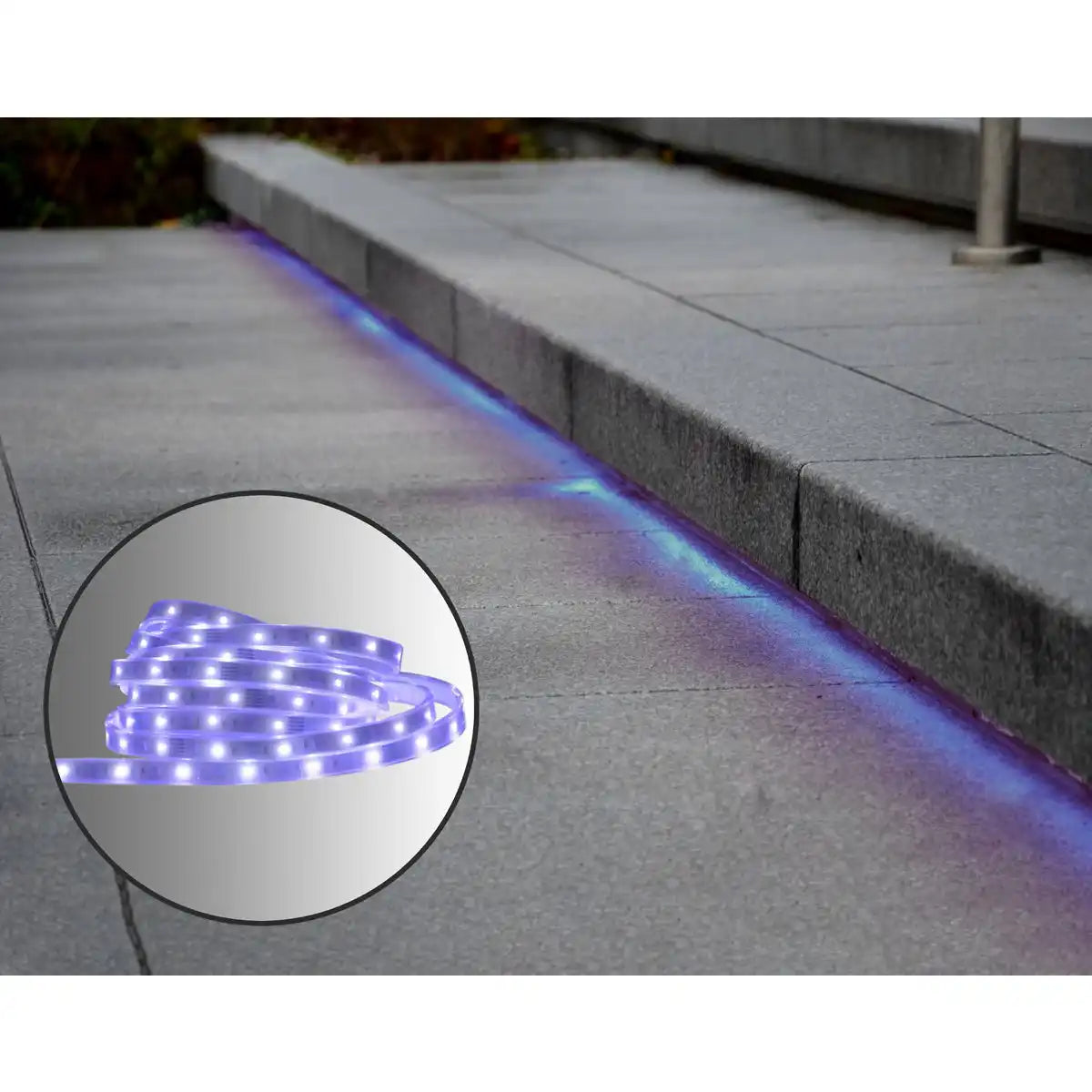 Der LED "Stripe" outdoor 500 cm, 24 Watt, warmweiß, mit Farbwechsler, dimmbar, inkl. Fernbedienung und Zubehör