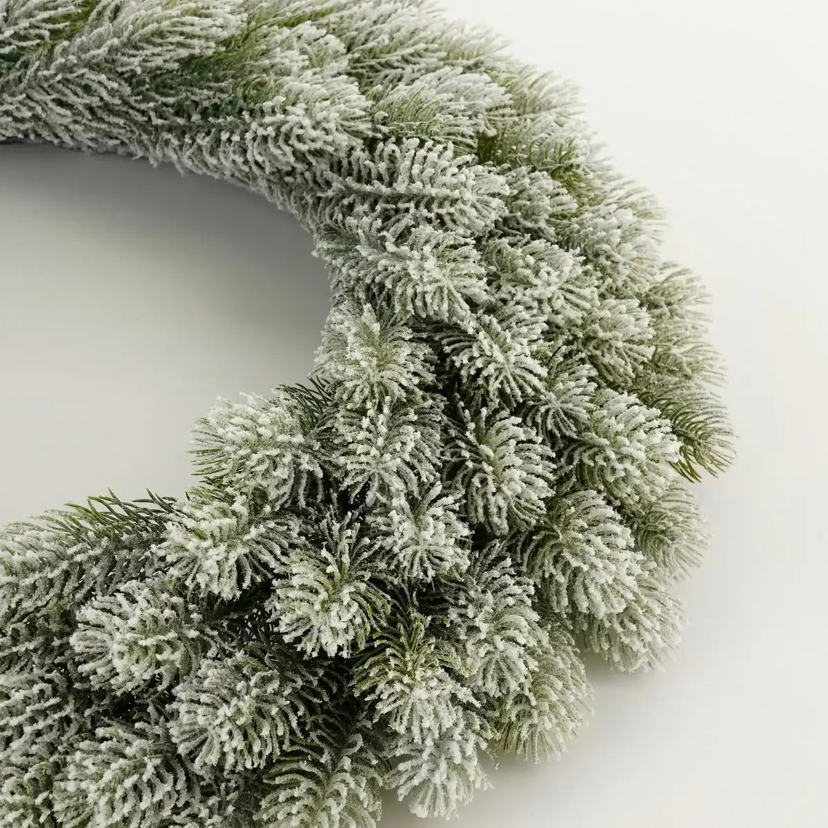 Nigata Weihnachtskranz – Ø60 cm – Grün gefrostet