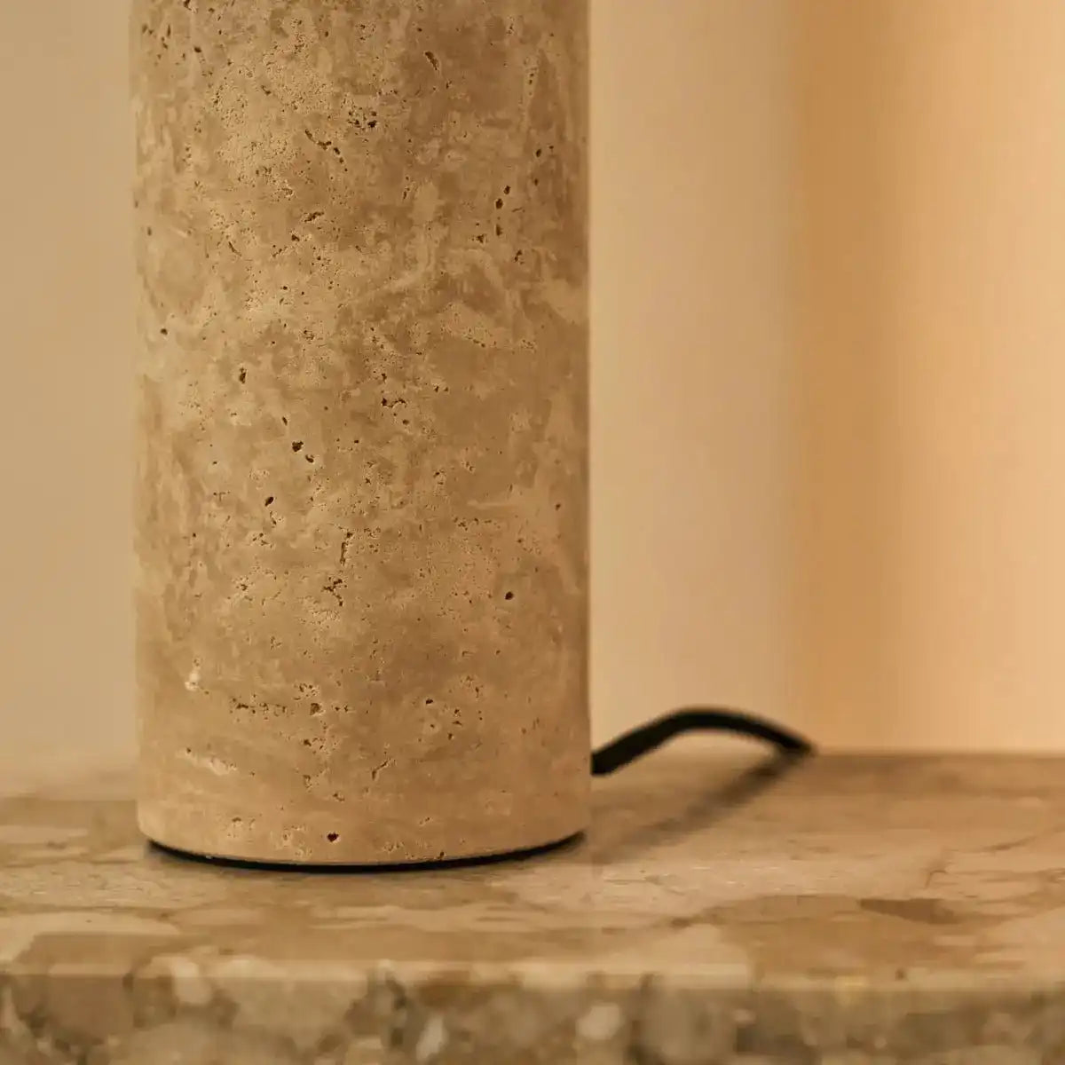 Nicolaas Travertin-Lampe – elegantes handgefertigtes Design mit Metall und Travertin