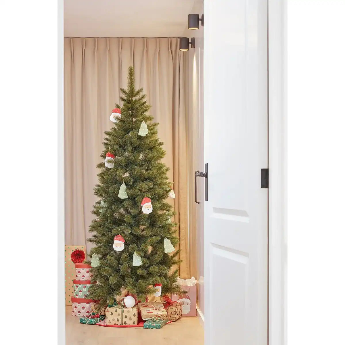 Schmaler künstlicher Weihnachtsbaum von Bristlecone – H215 x Ø89 cm – Grün