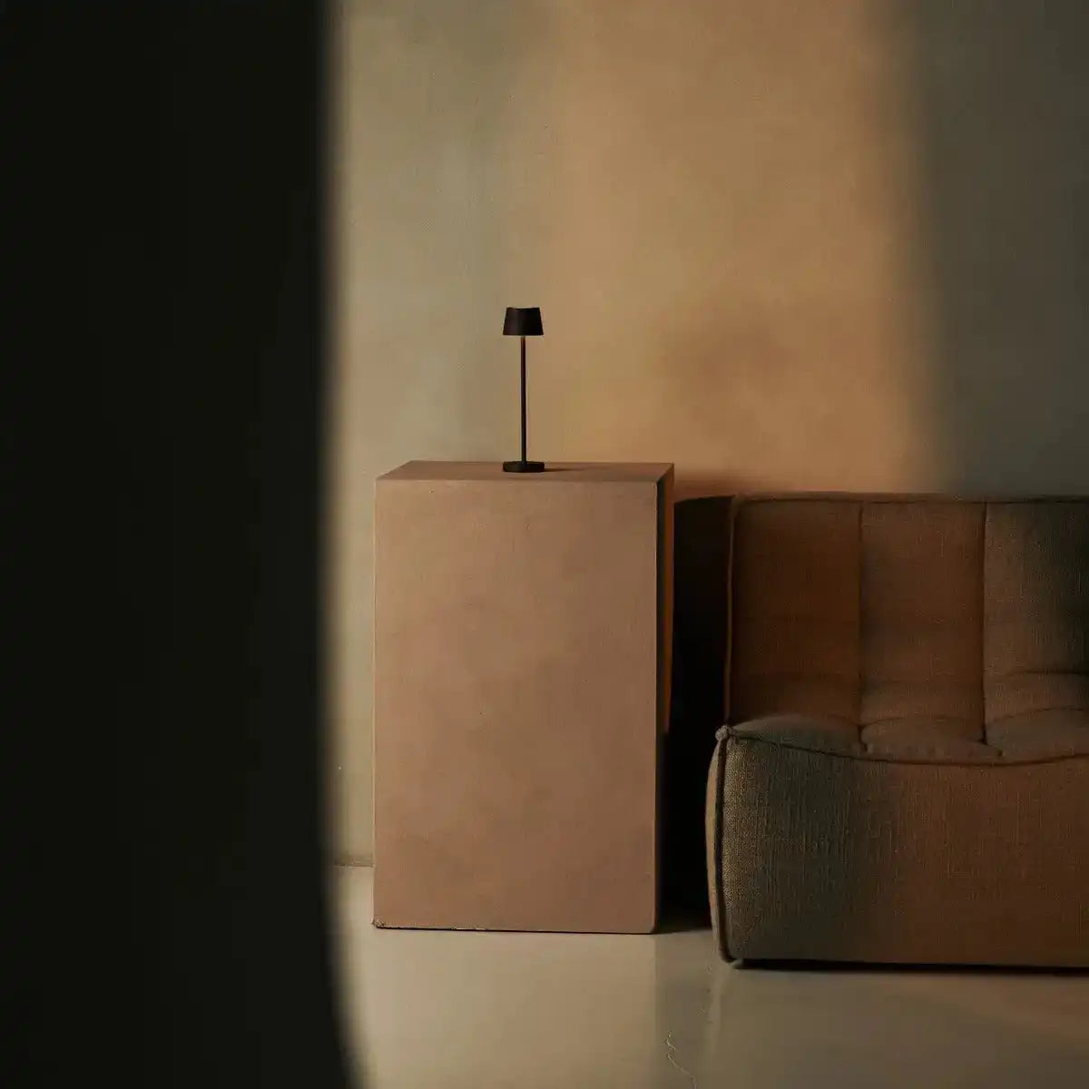 Vondel Mokka Brown wiederaufladbar und schnurloses Lampe perfekt für die Hotellerie - drahtlos wiederaufladbar über Ladestation