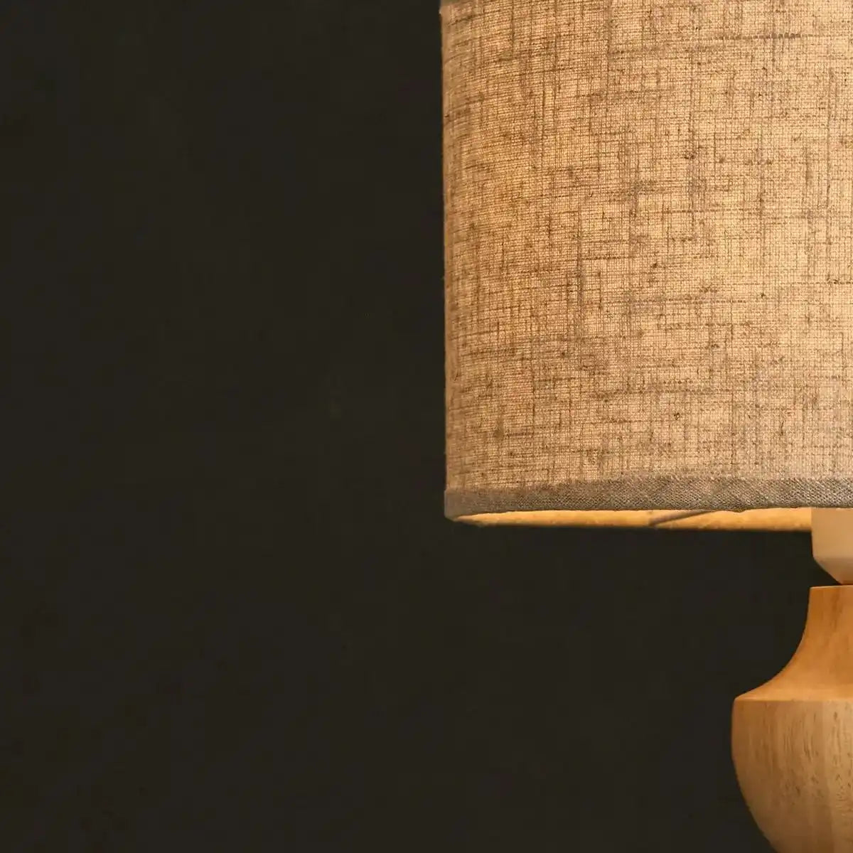Oliver Hellbraun Holzlampe mit Beige Schatten | Elegantes geometrisches Design für Ihr Zuhause