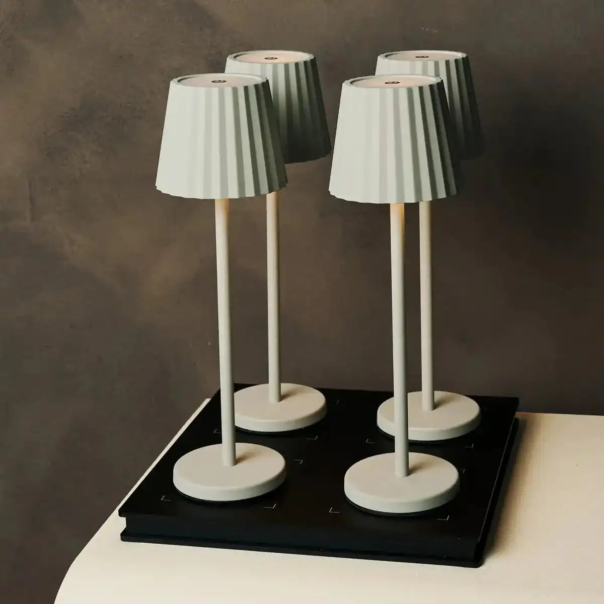 Maya Schadow Grey Ripped Tischlampe aus Eisen - dimmbare Lampe und 3 Lichtmodi, wiederaufladbar über drahtlose Ladestation